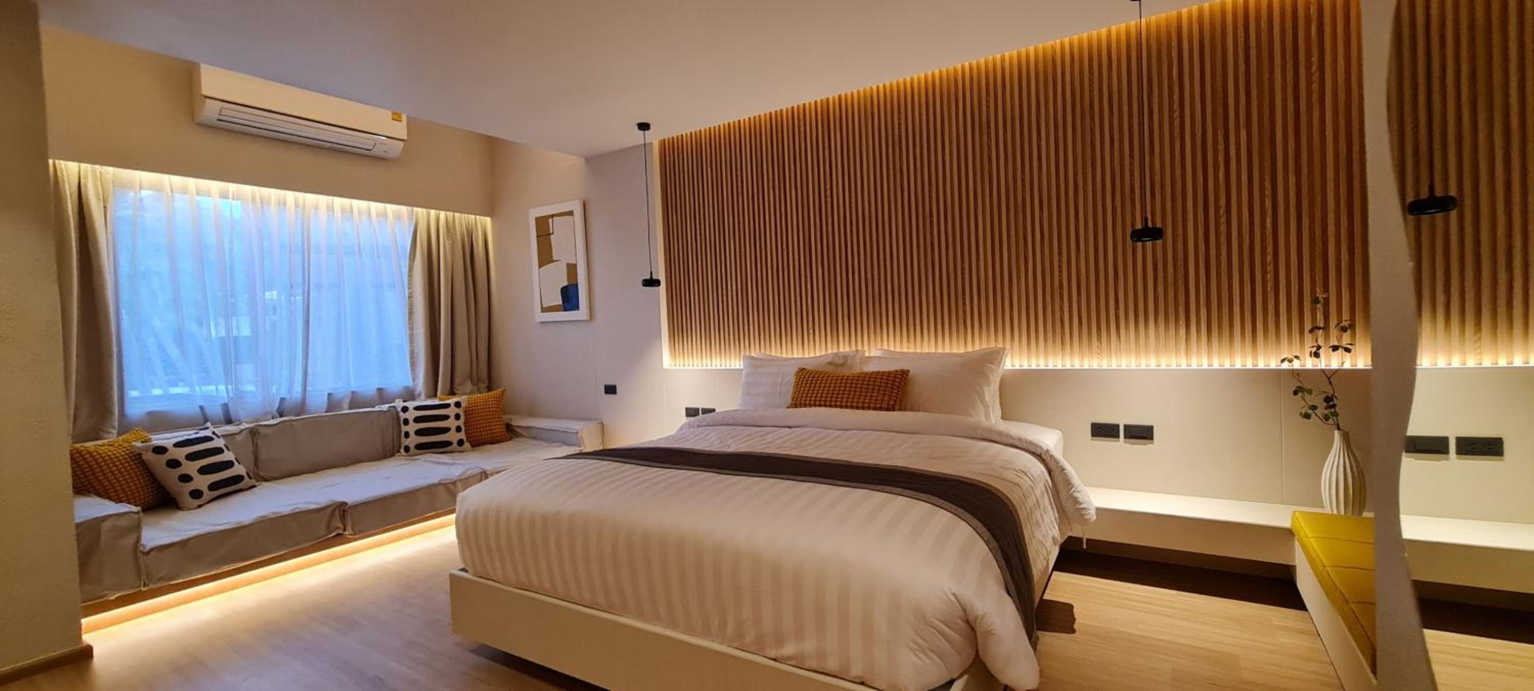 Deluxe King Room - Photo 7