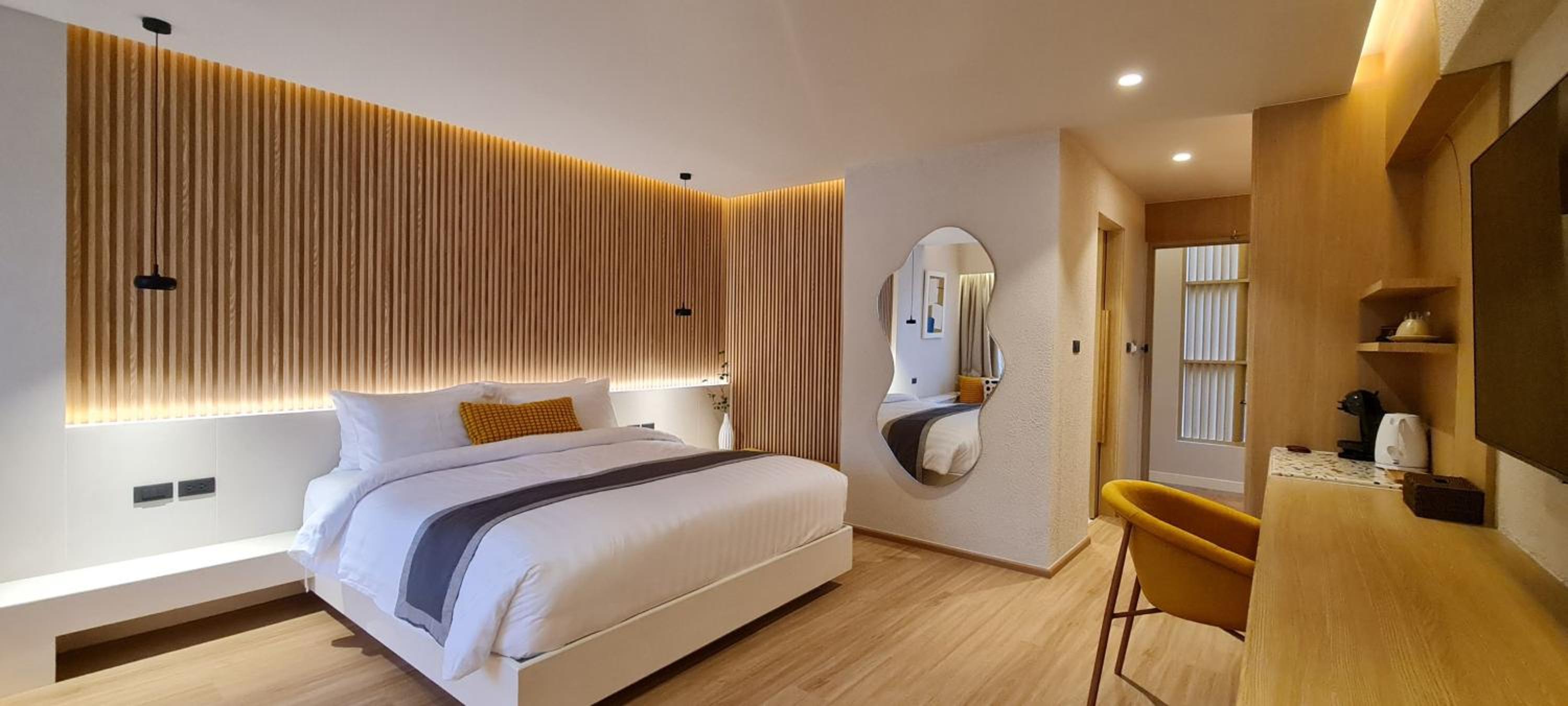 Deluxe King Room - Photo 6