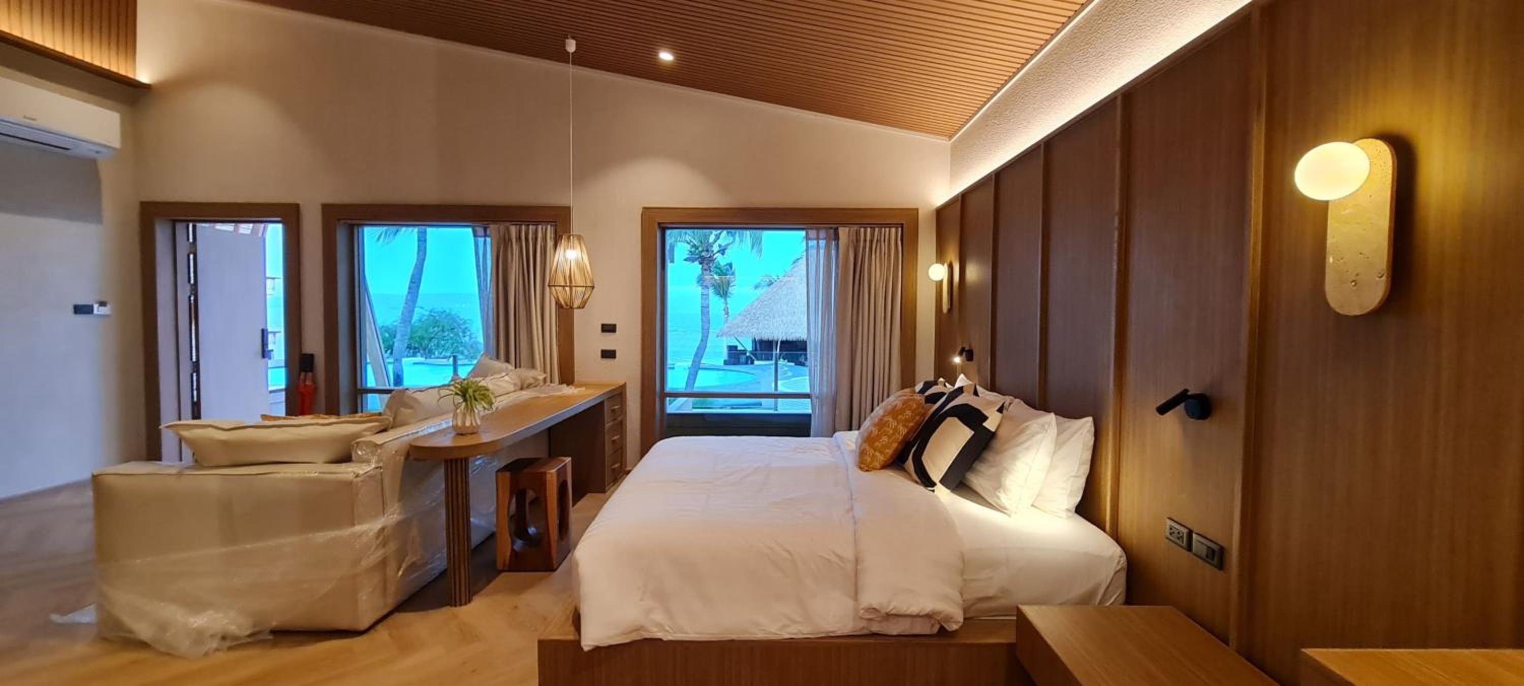 Junior Suite with Pool View - Photo 8