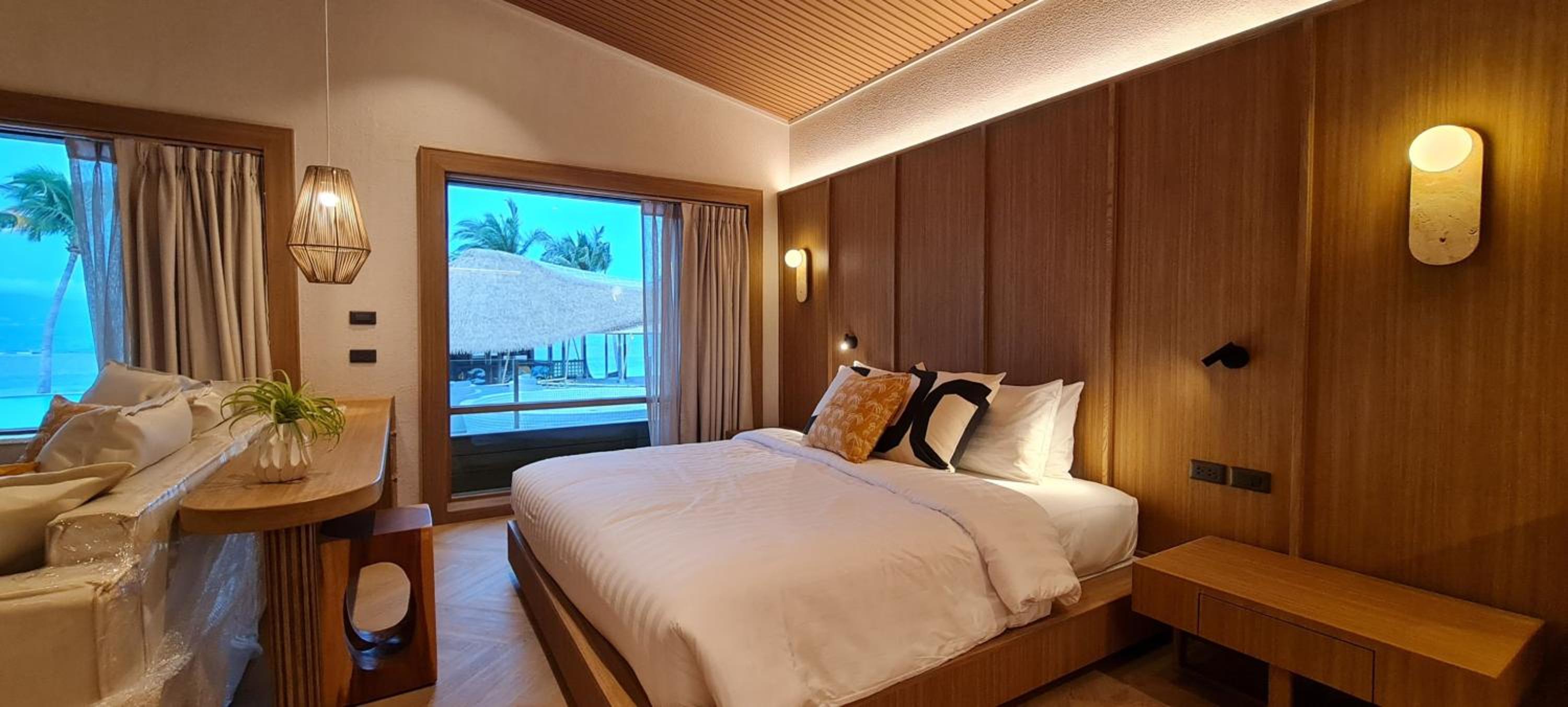 Junior Suite with Pool View - Photo 5