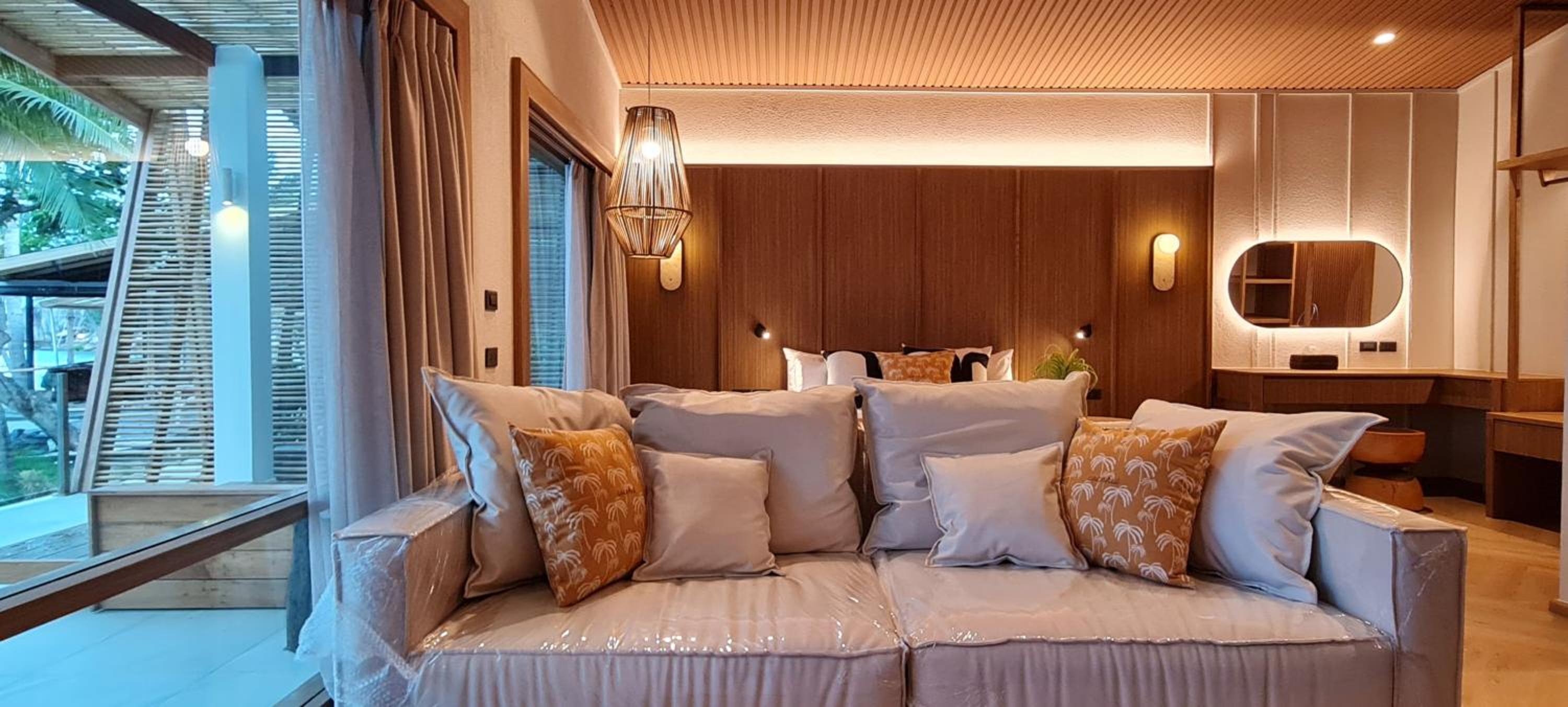 Junior Suite with Pool View - Photo 4