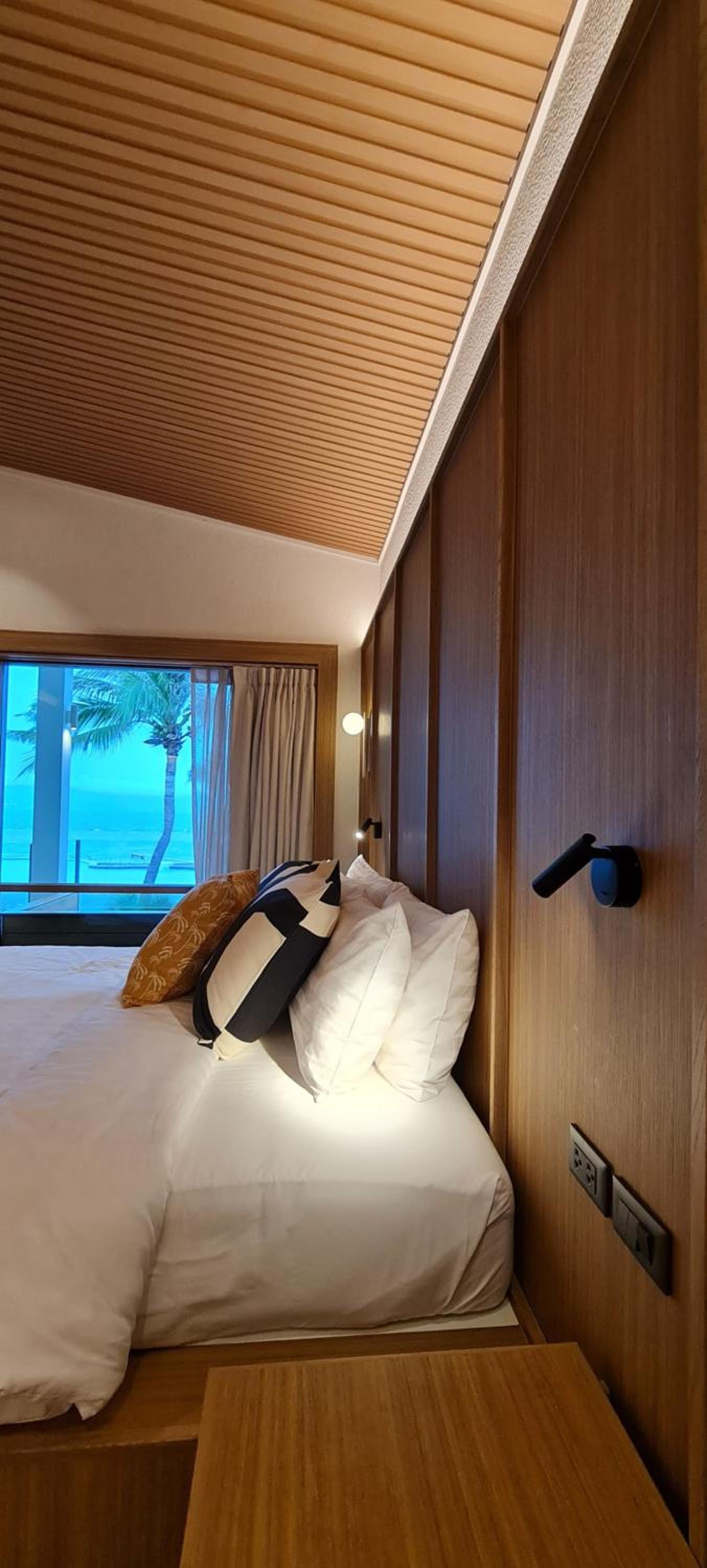 Junior Suite with Pool View - Photo 10