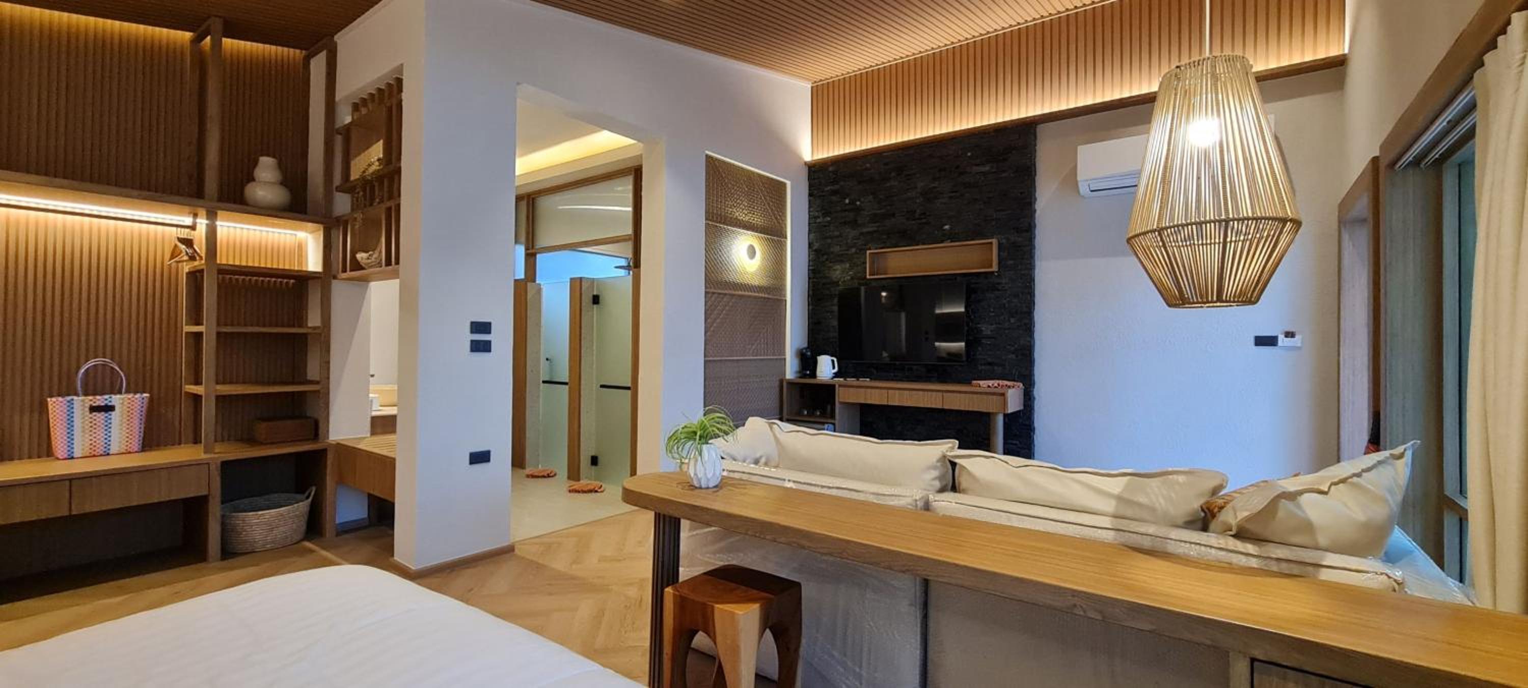Junior Suite with Pool View - Photo 11