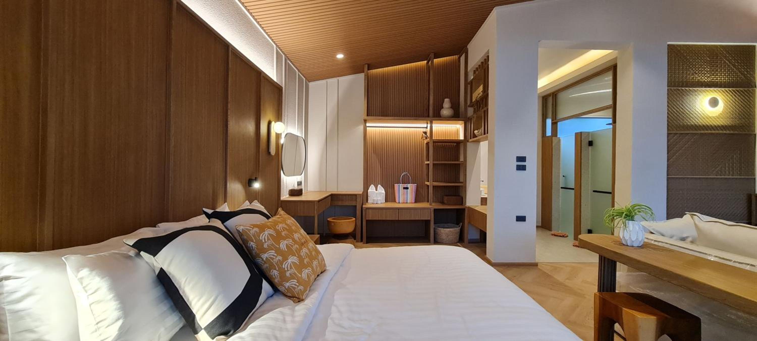 Junior Suite with Pool View - Photo 6