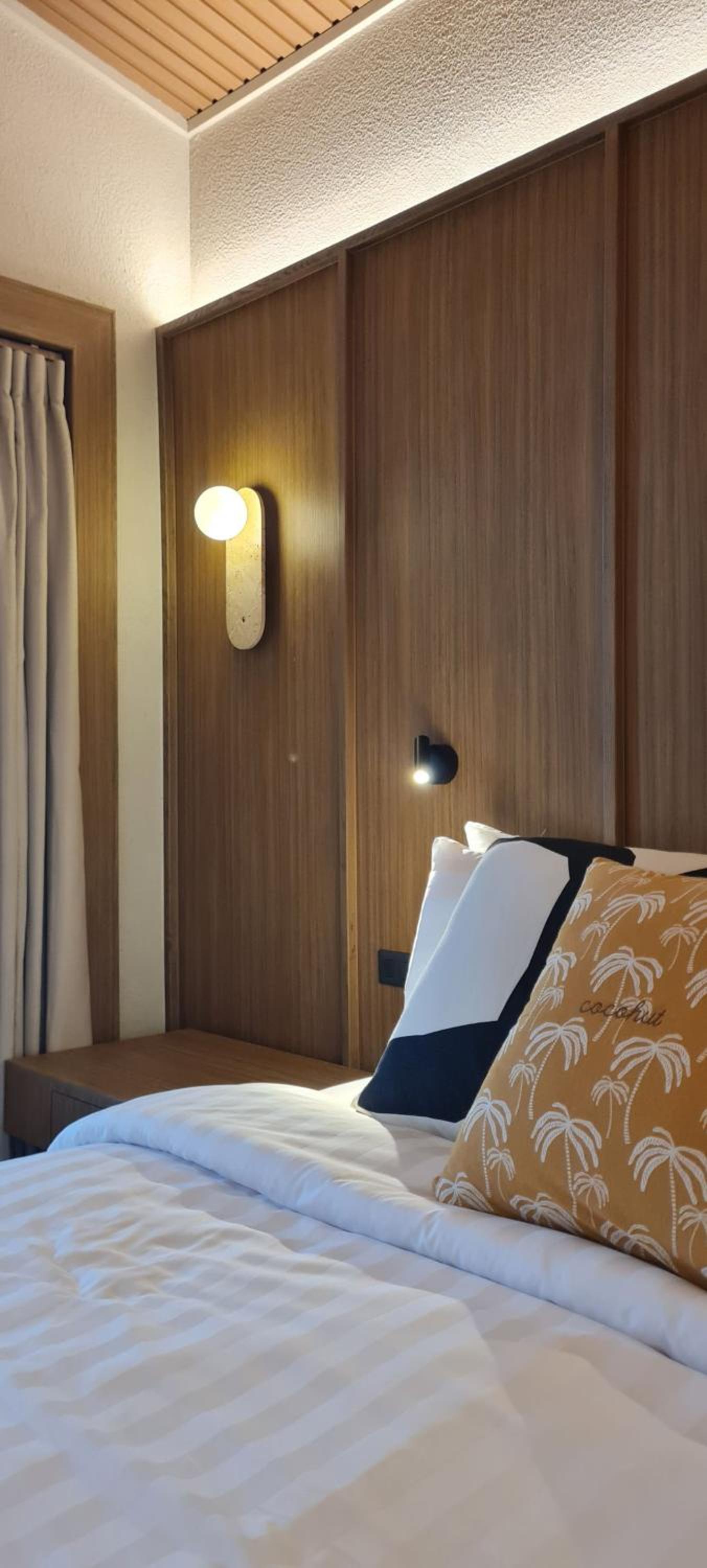 Junior Suite with Pool View - Photo 9