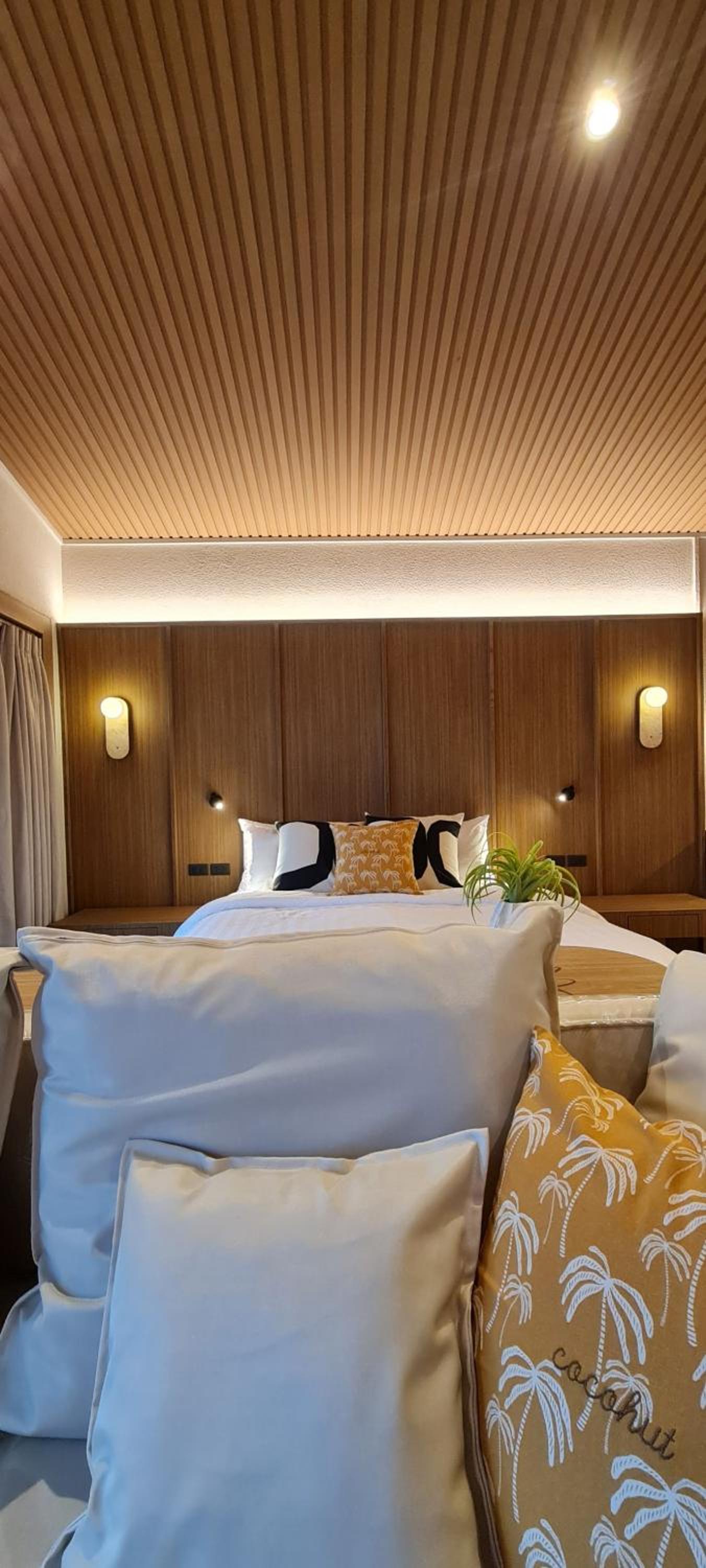 Junior Suite with Pool View - Photo 7