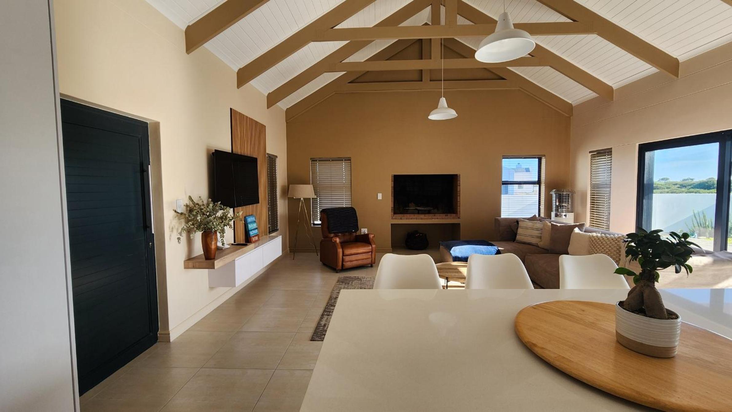 Three-Bedroom House photo 3