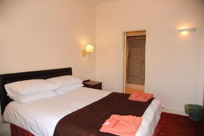 Double Room with Private Bathroom - Photo 3