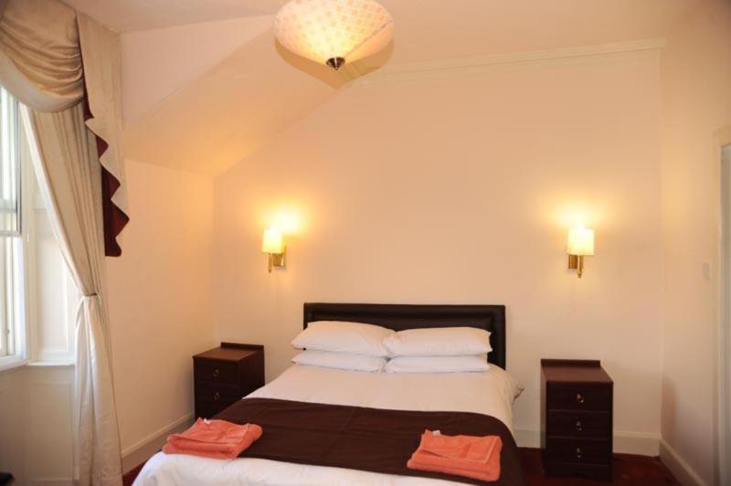 Double Room with Private Bathroom - Photo 2