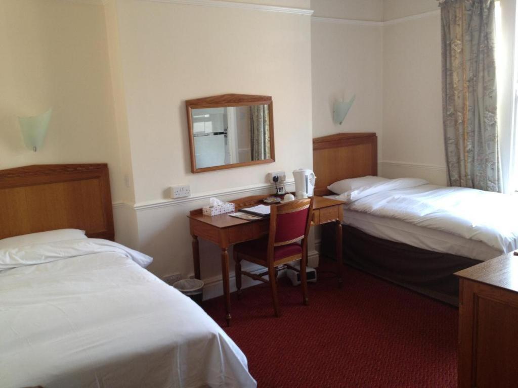 Twin Room with Private Bathroom - Photo 4