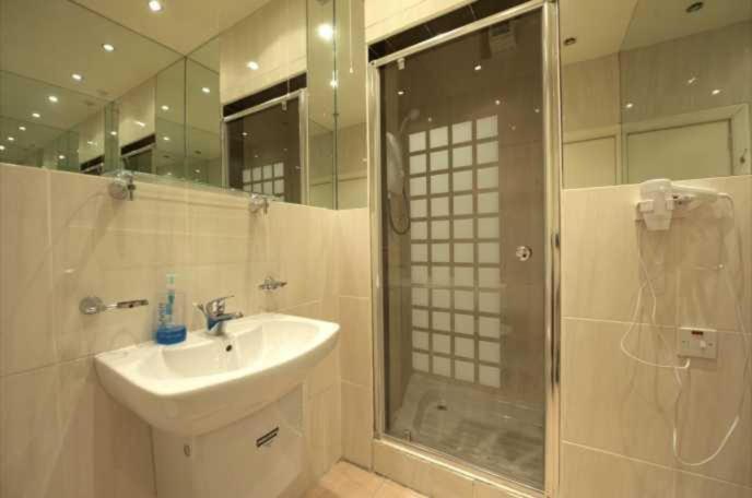 Double Room with Private Bathroom - Photo 4