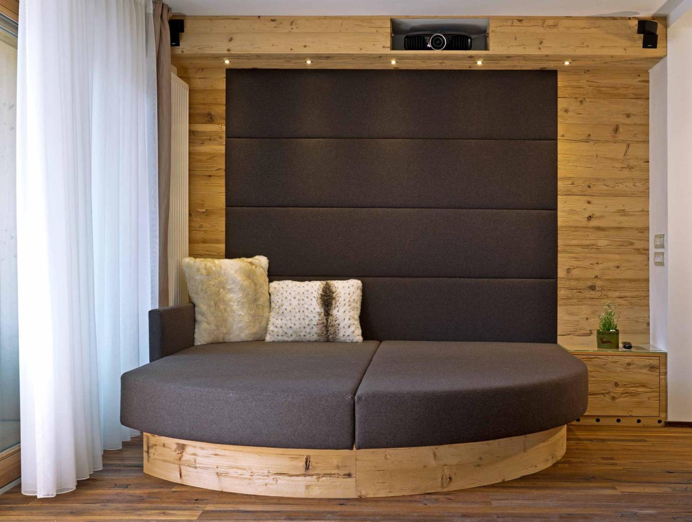 Deluxe One-Bedroom Apartment