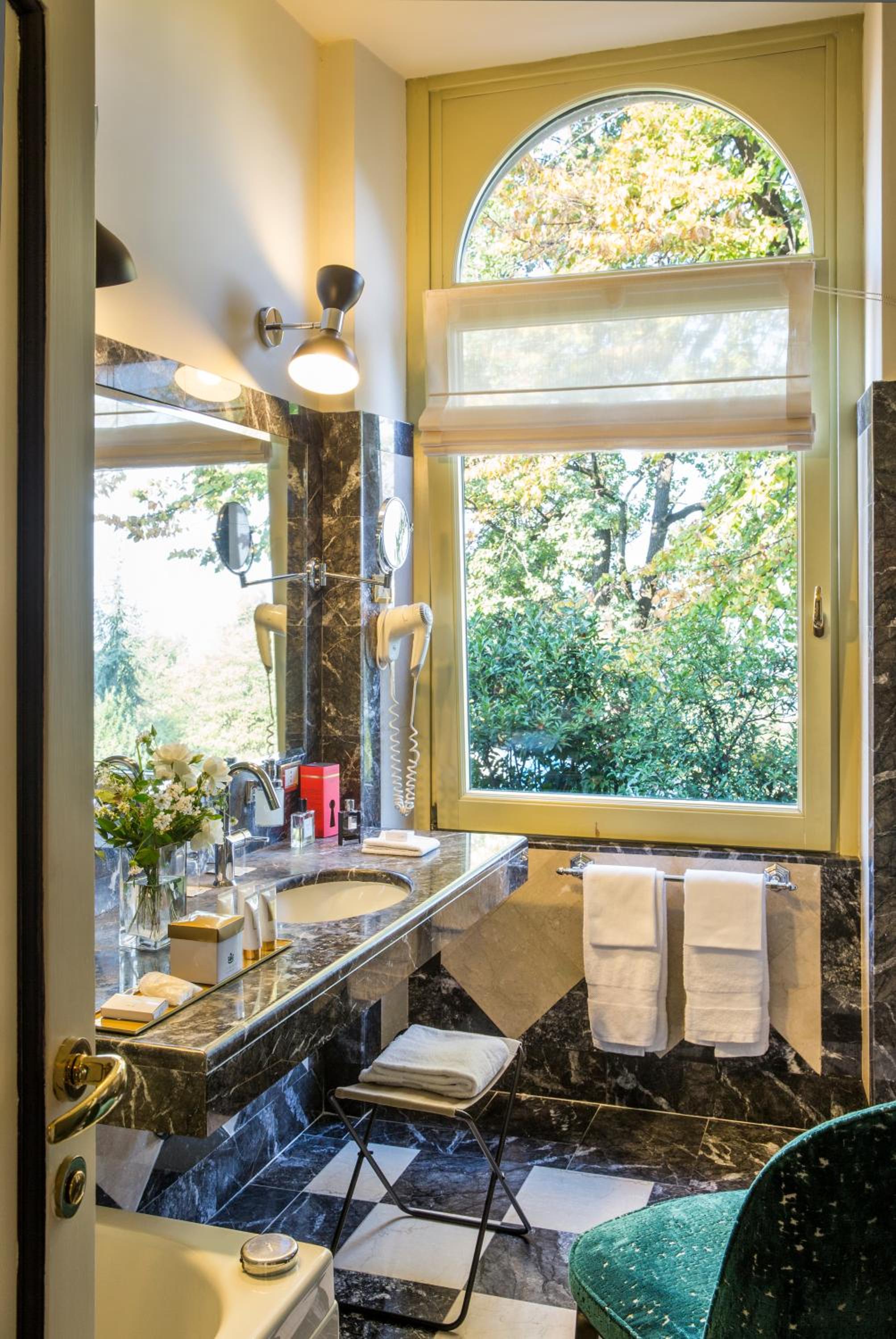 Deluxe Double or Twin Room - Photo 10