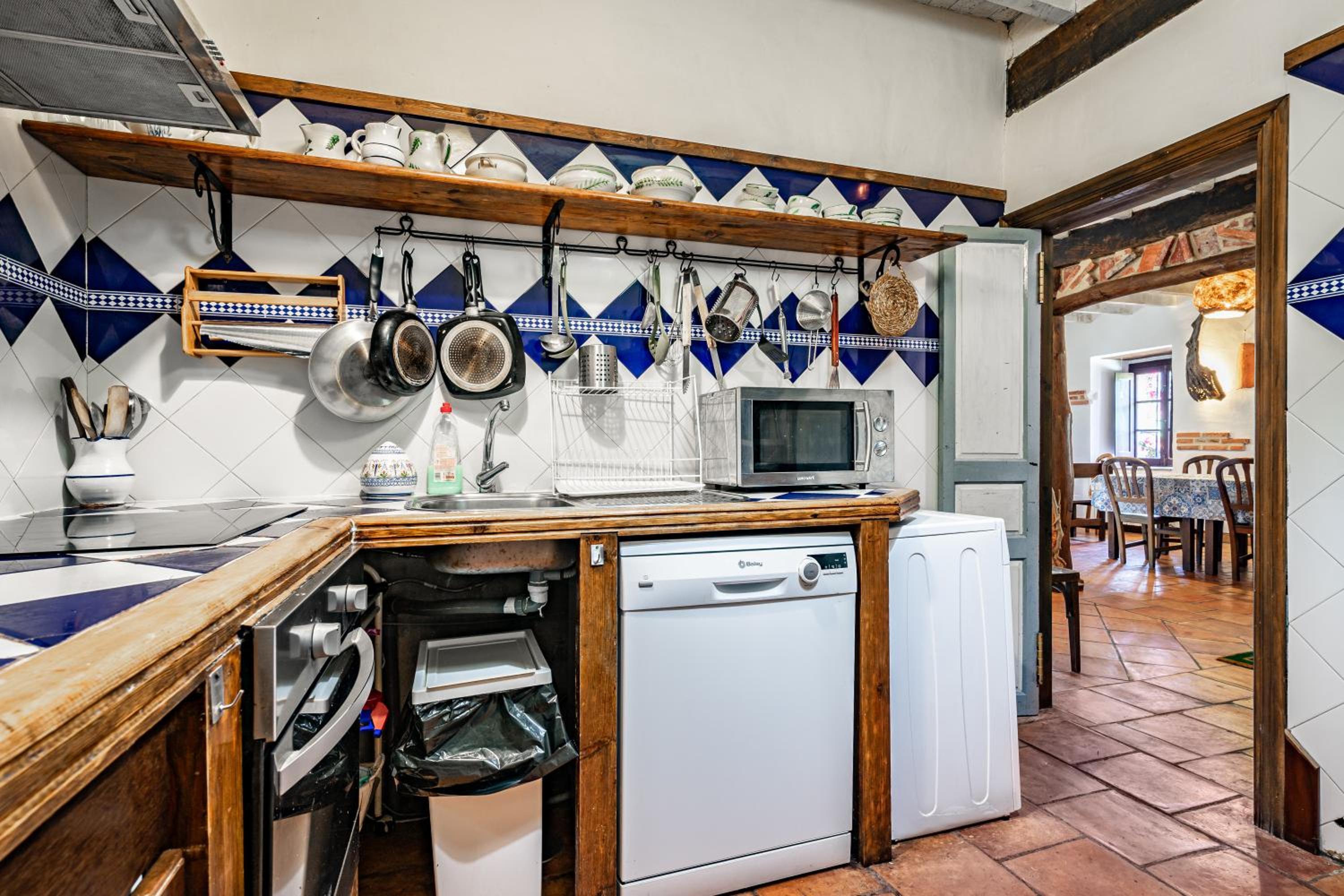 Seven-Bedroom House photo 3