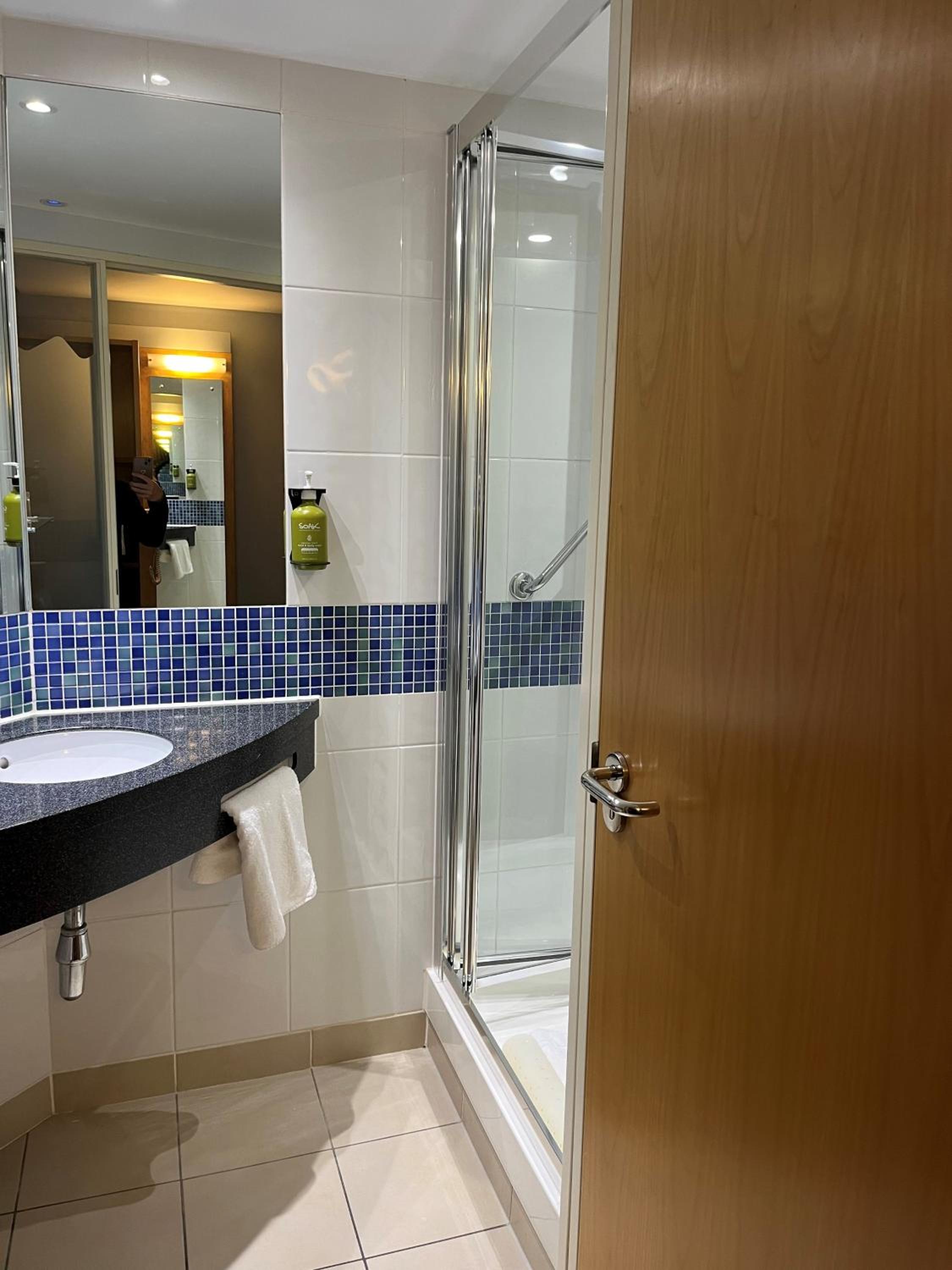 Standard Room with Free Hot Breakfast - Photo 4