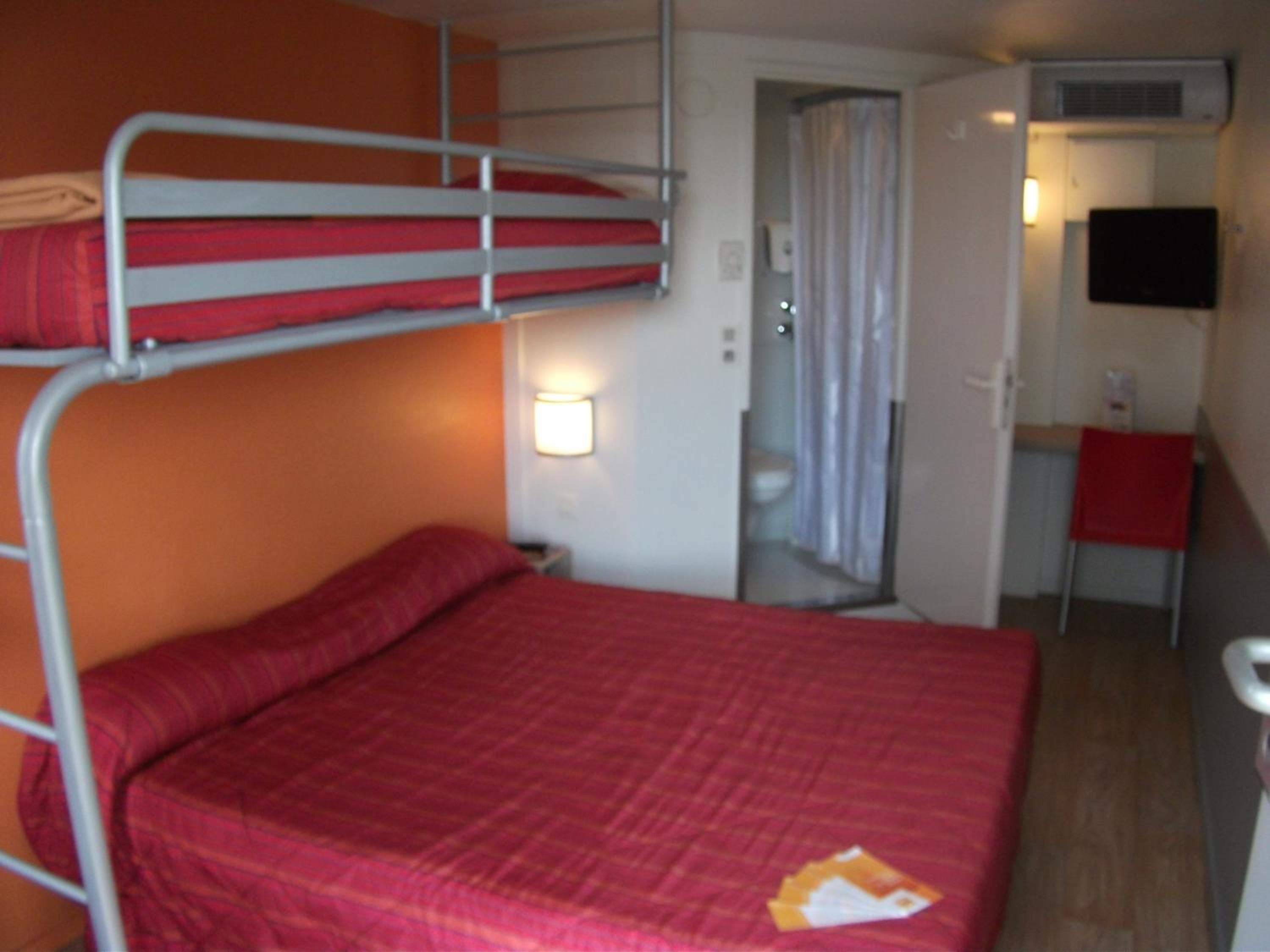 Triple Room (1 Double Bed + 1 Single Bed)