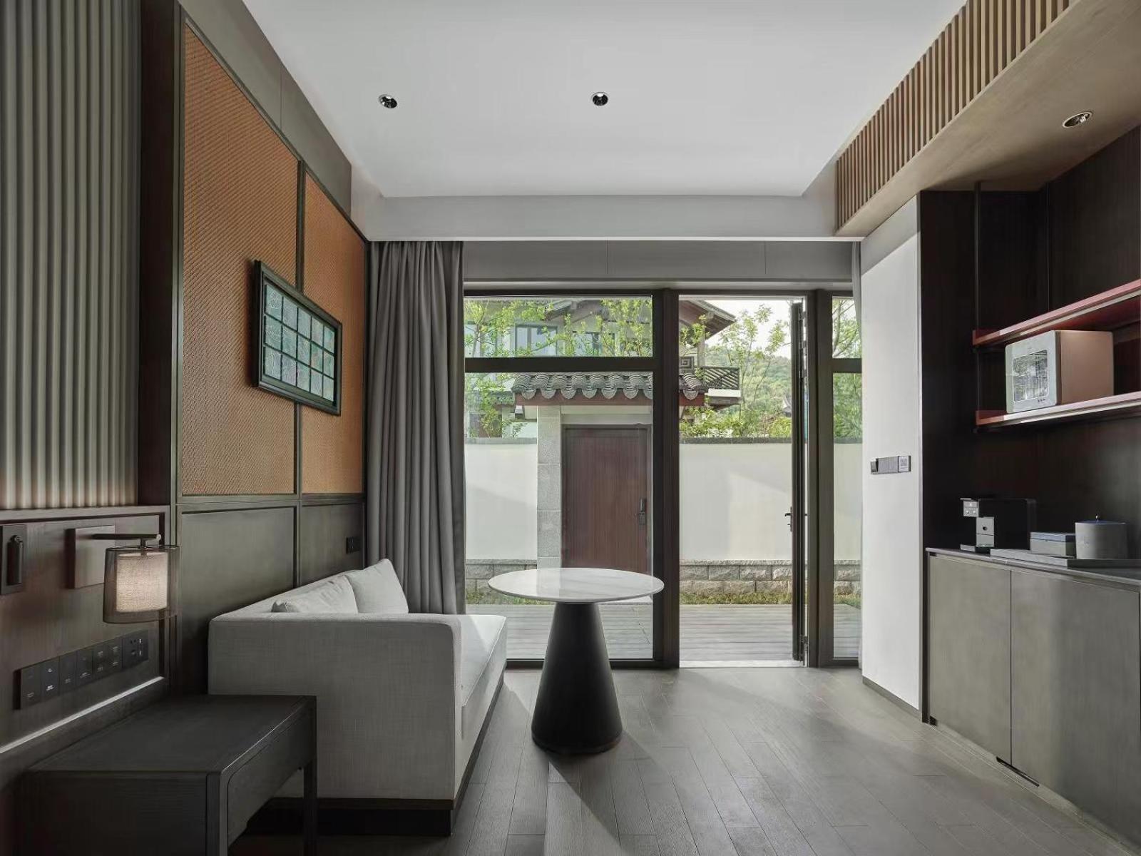 Lake View King Room  photo 2