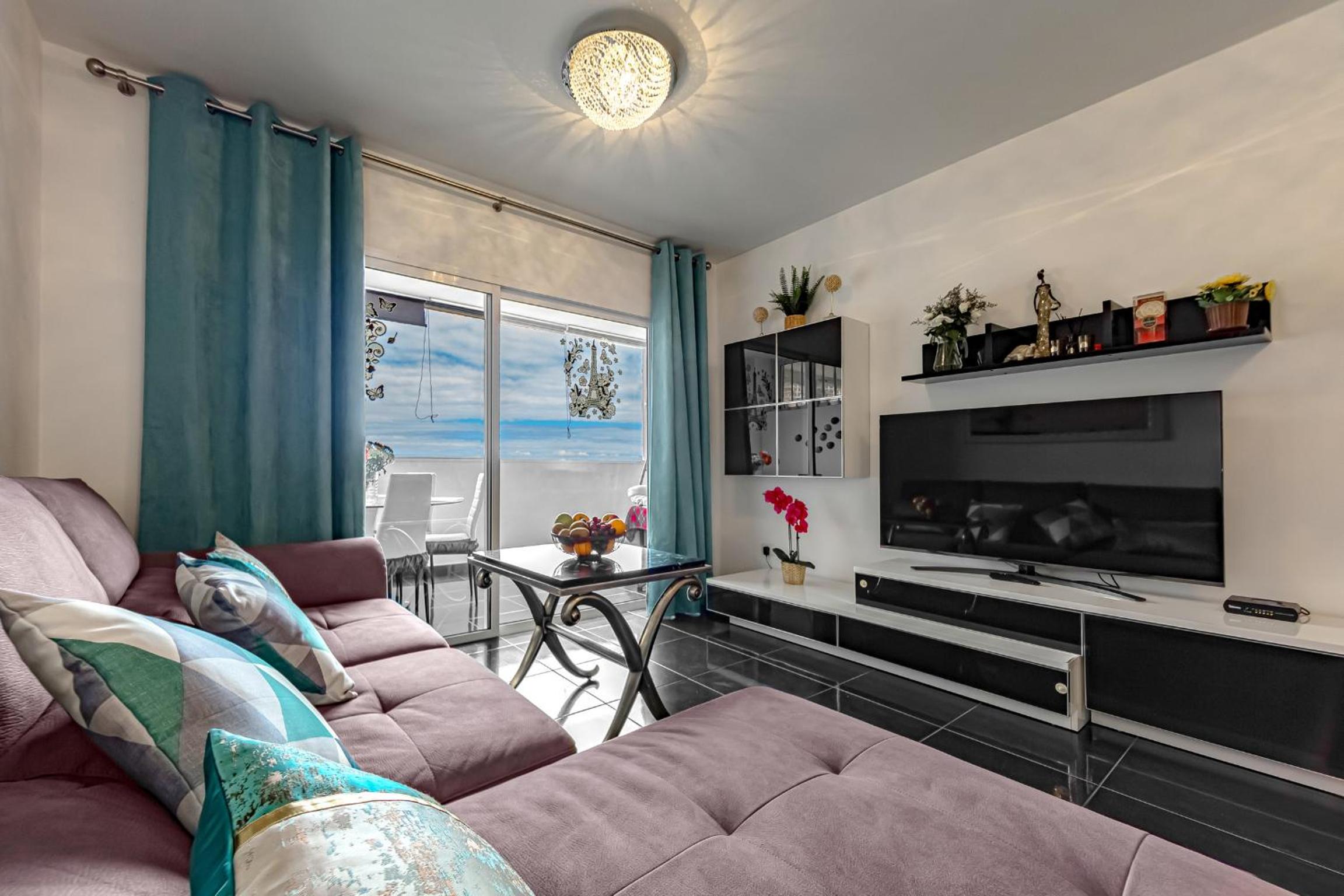 Apartamento de dos habitaciones con balcón y vista al mar