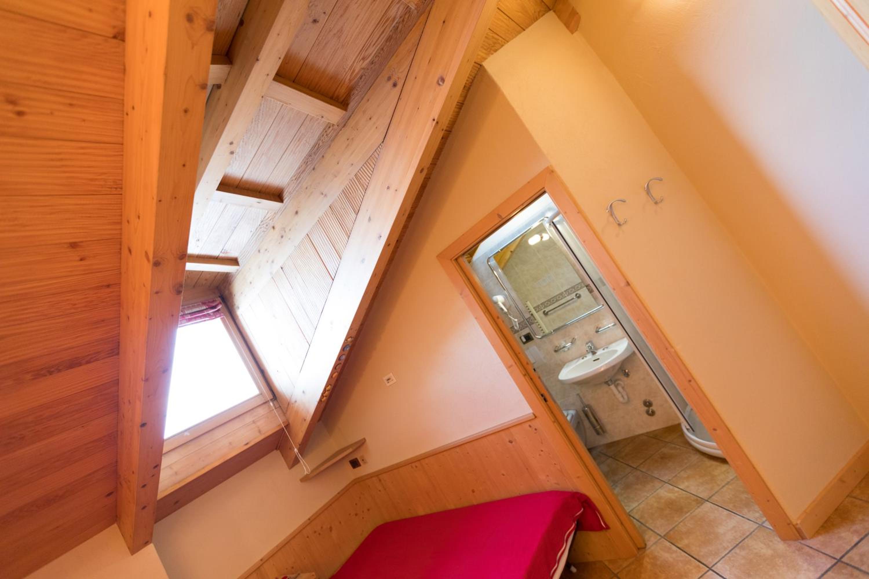 Basic Triple Room photo 2
