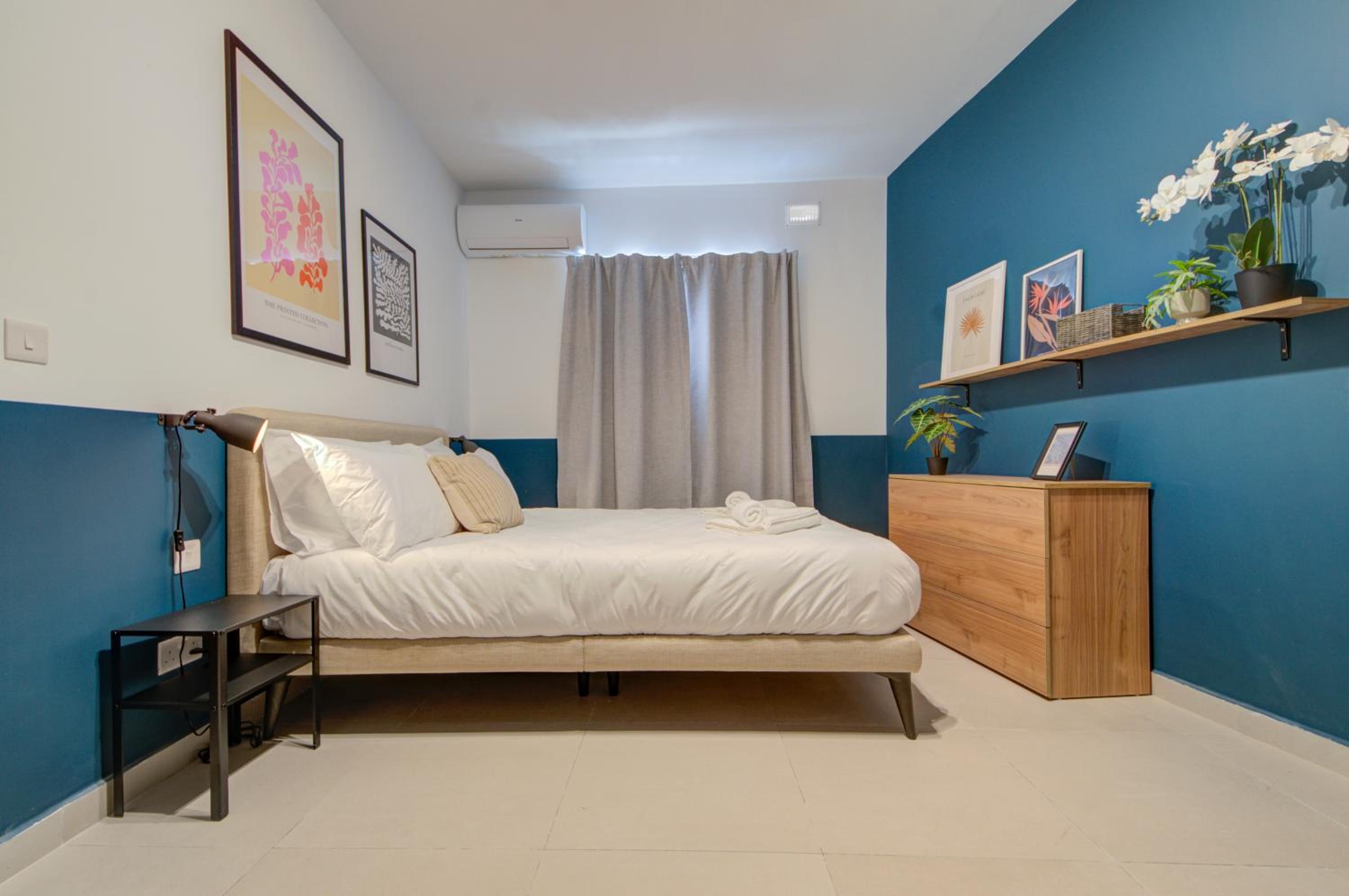 Apartment with Balcony photo 2