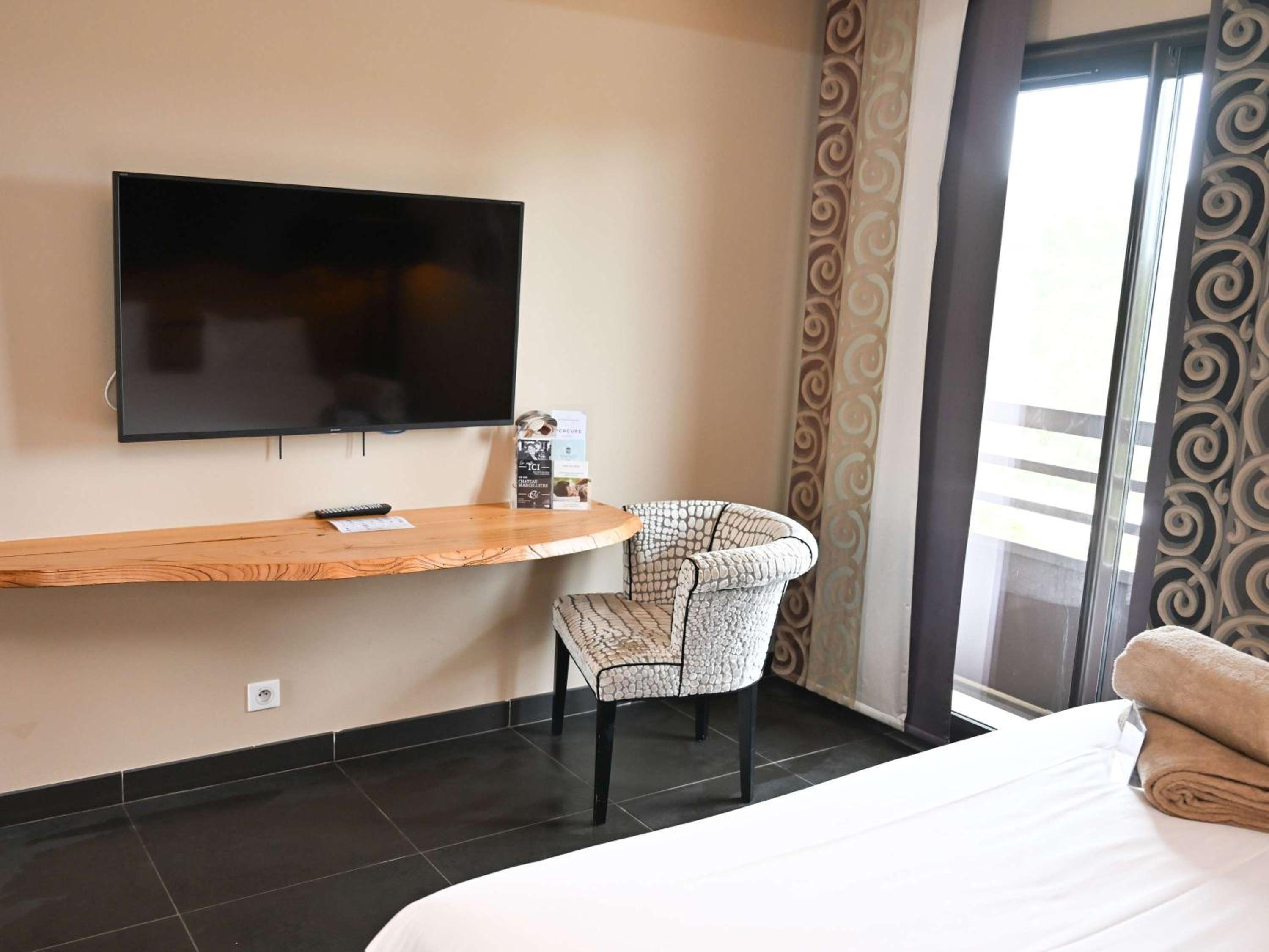 Privilege Room with Double Bed and Pool View - Photo 1