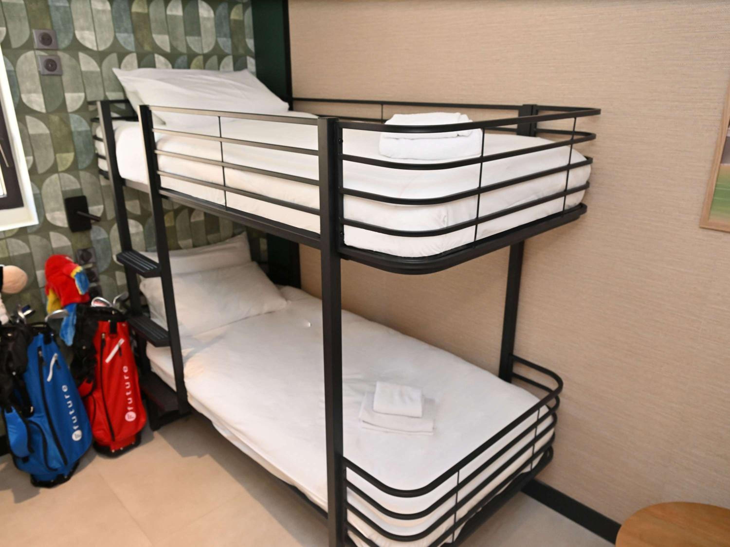 Standard Room with One Double Bed and Two Single Beds - Photo 4