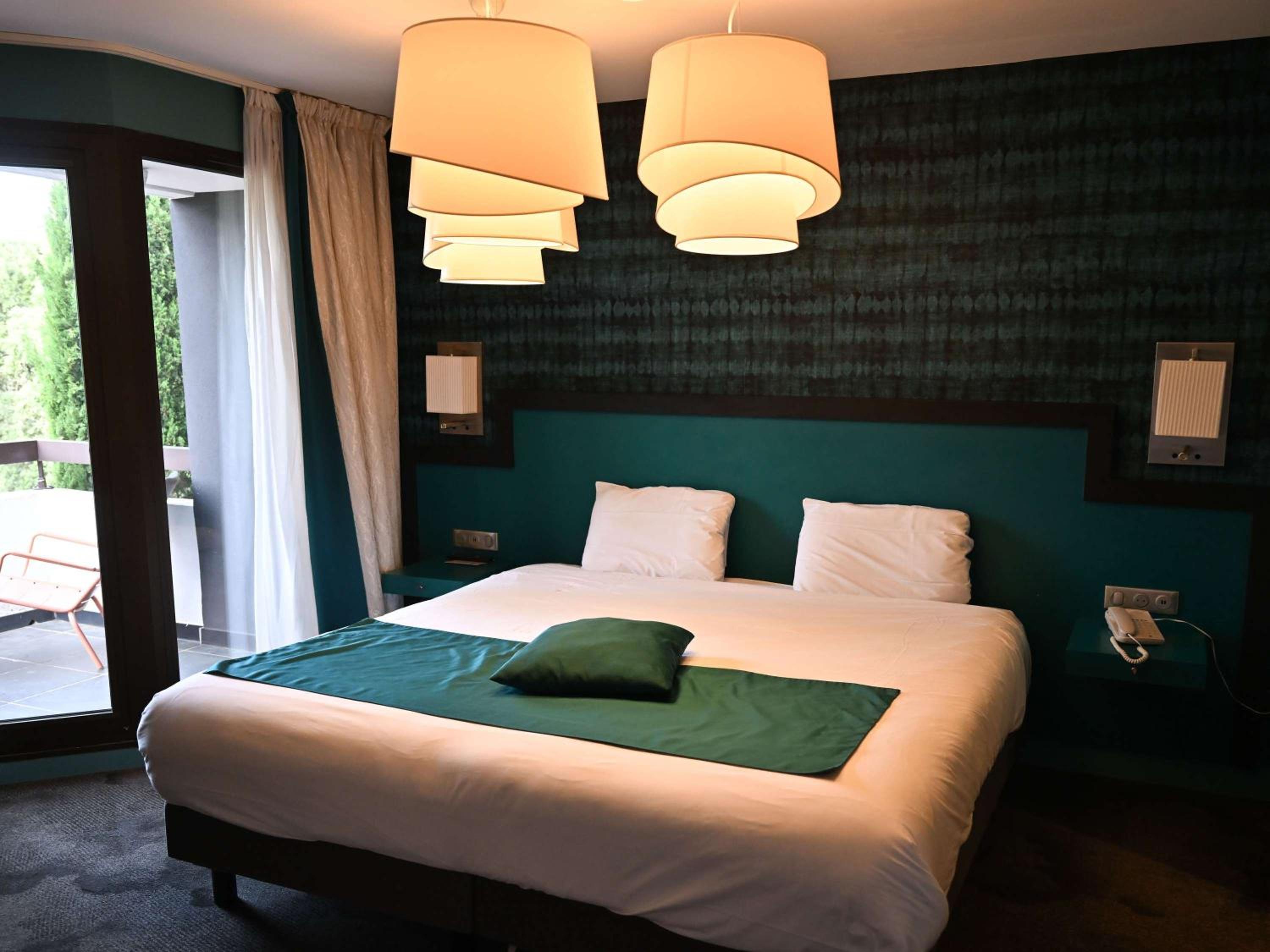 Standard King Room - Photo 17