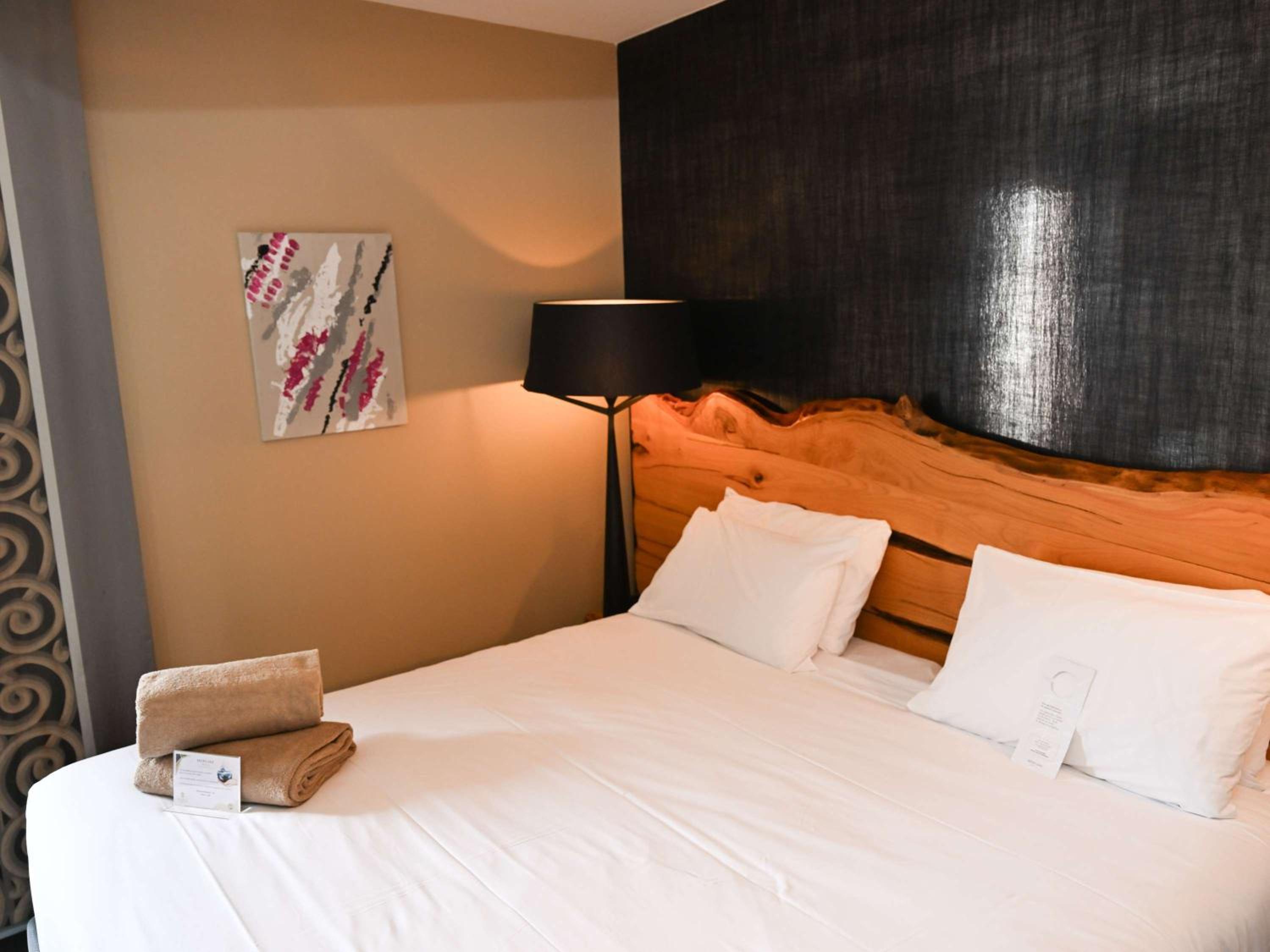 Standard Room with a King Bed - Photo 2