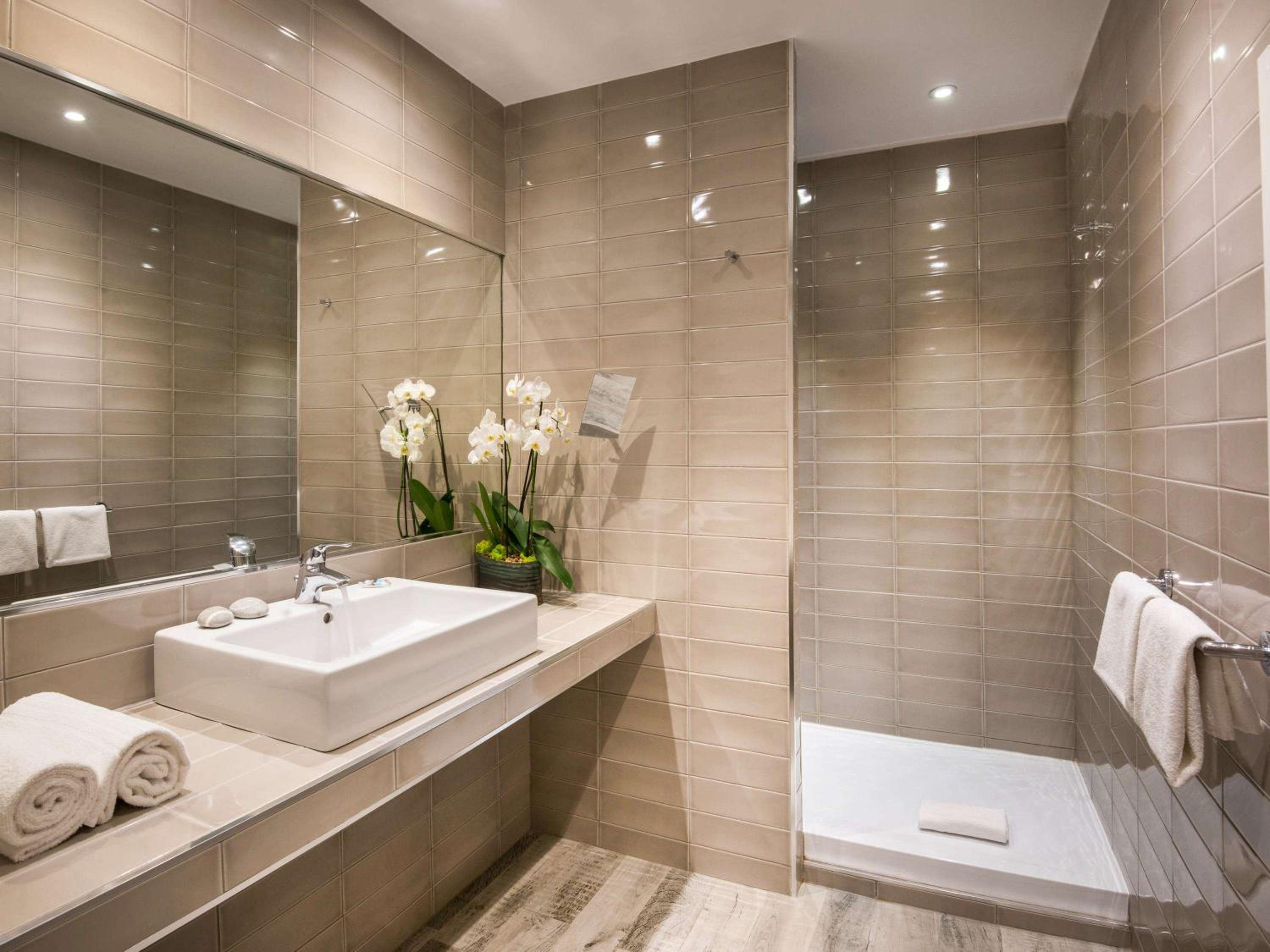 Standard King Room - Photo 16