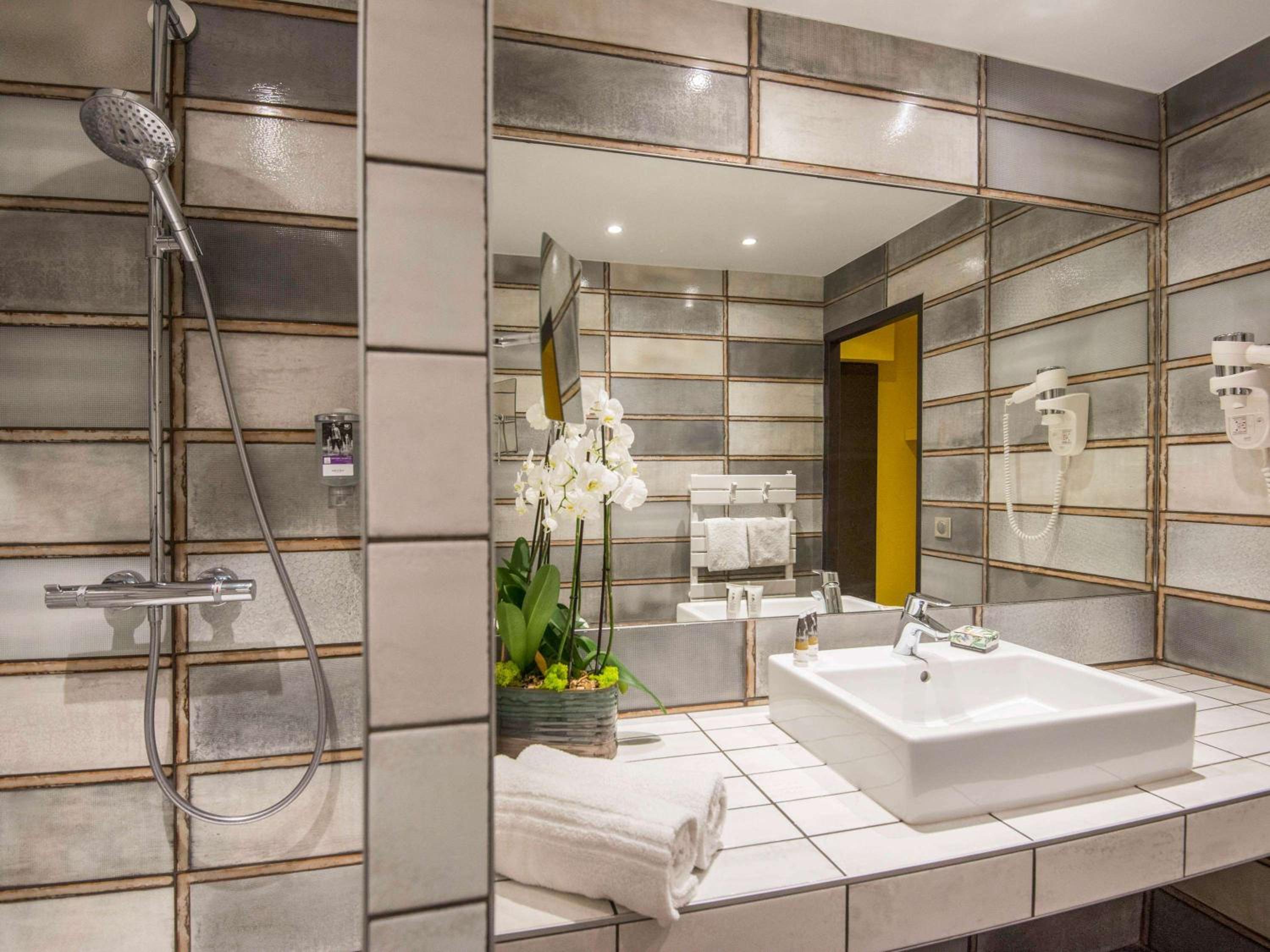 Standard King Room - Photo 15