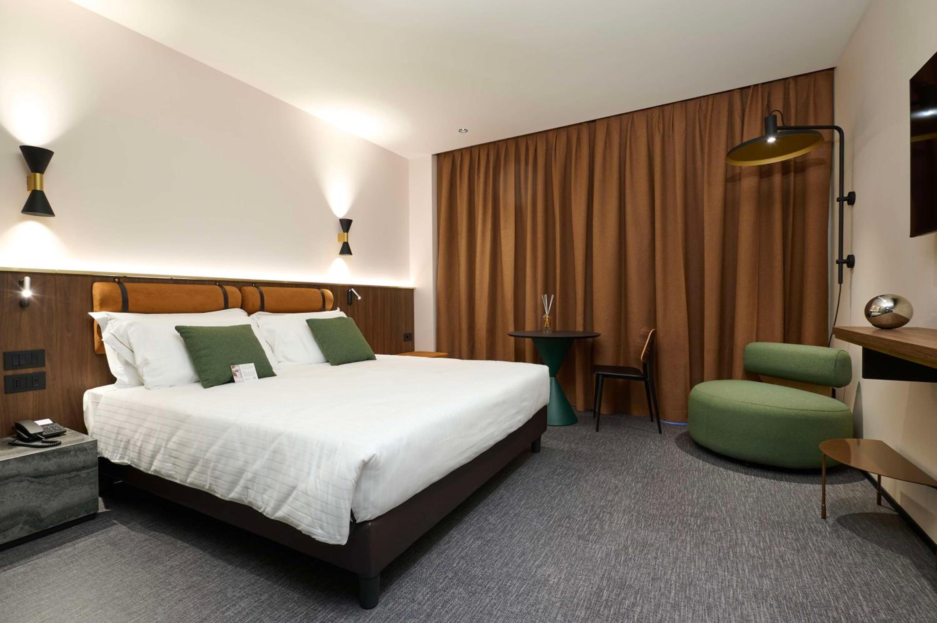 Deluxe King Room with Terrace - High Floor - Photo 1