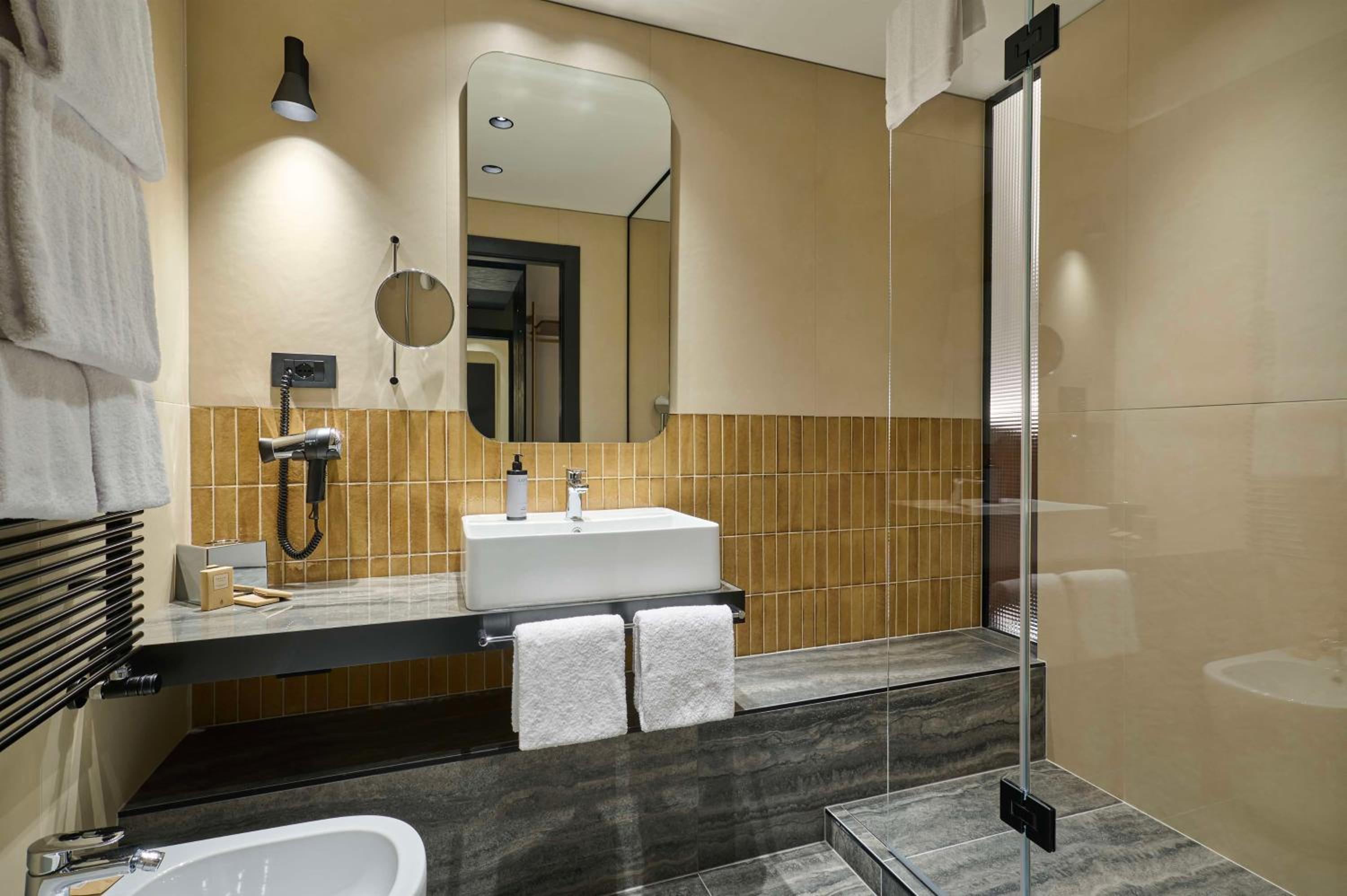 Deluxe King Room with Terrace - High Floor - Photo 3