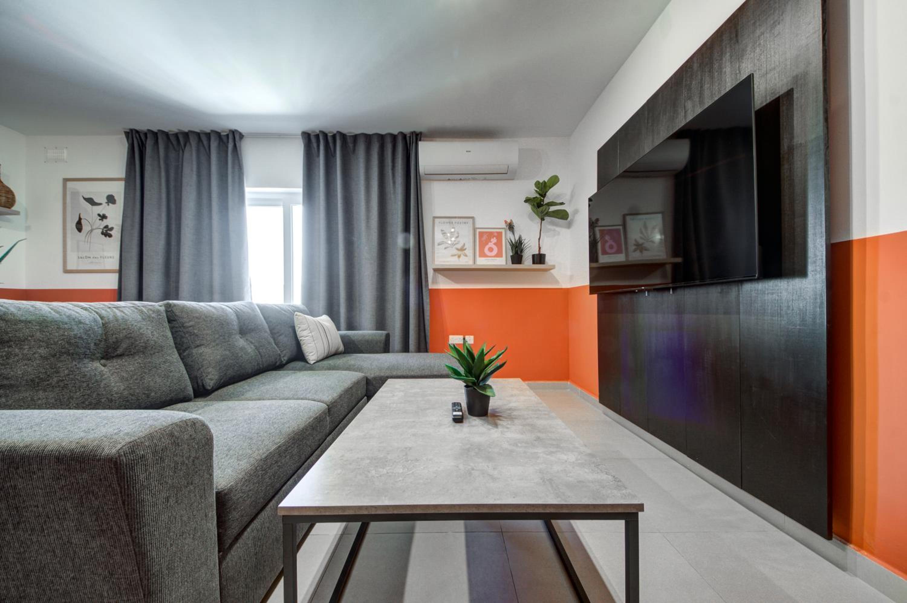 Apartment with Balcony photo 1