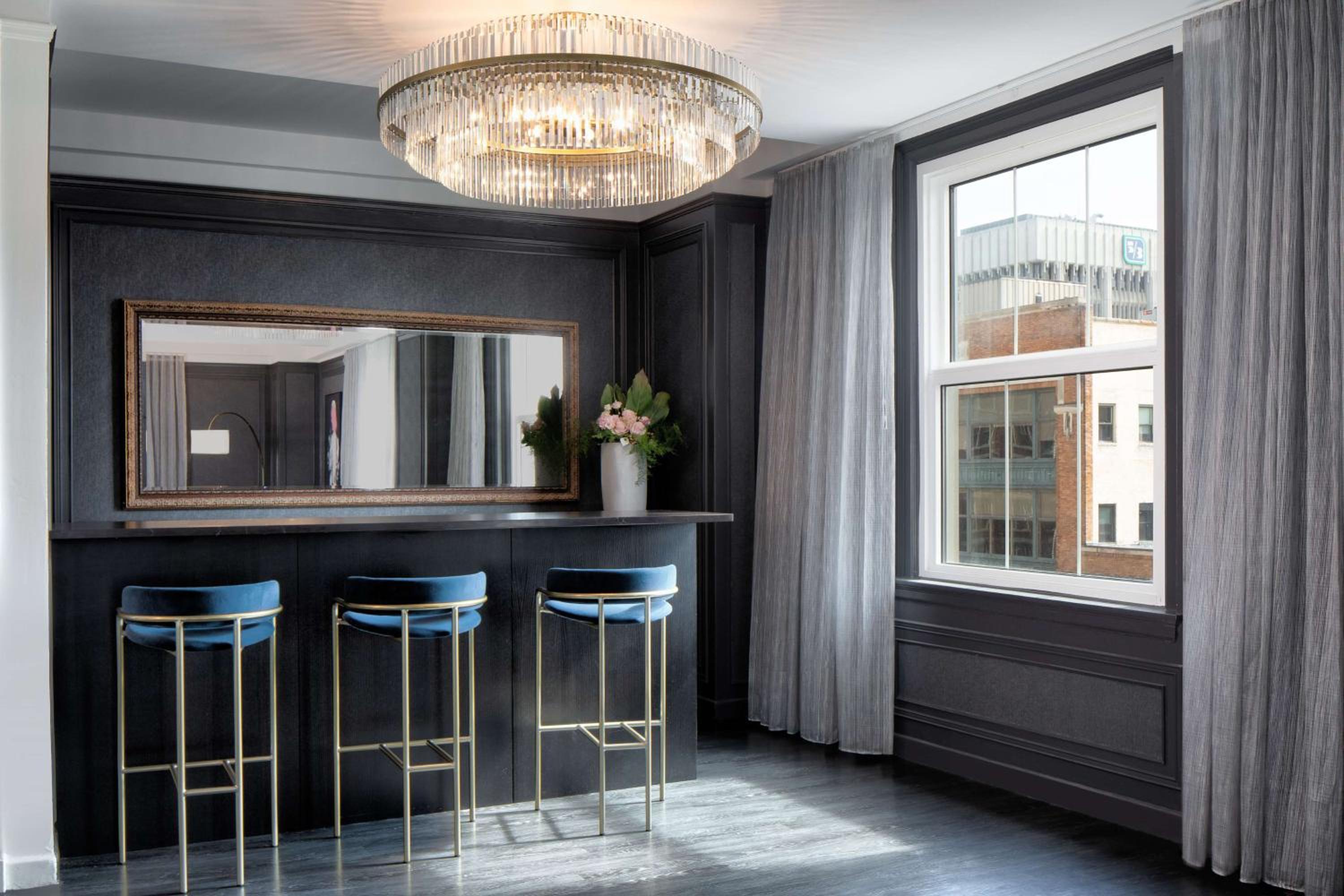 Plaza Luxury Suite - Photo 8