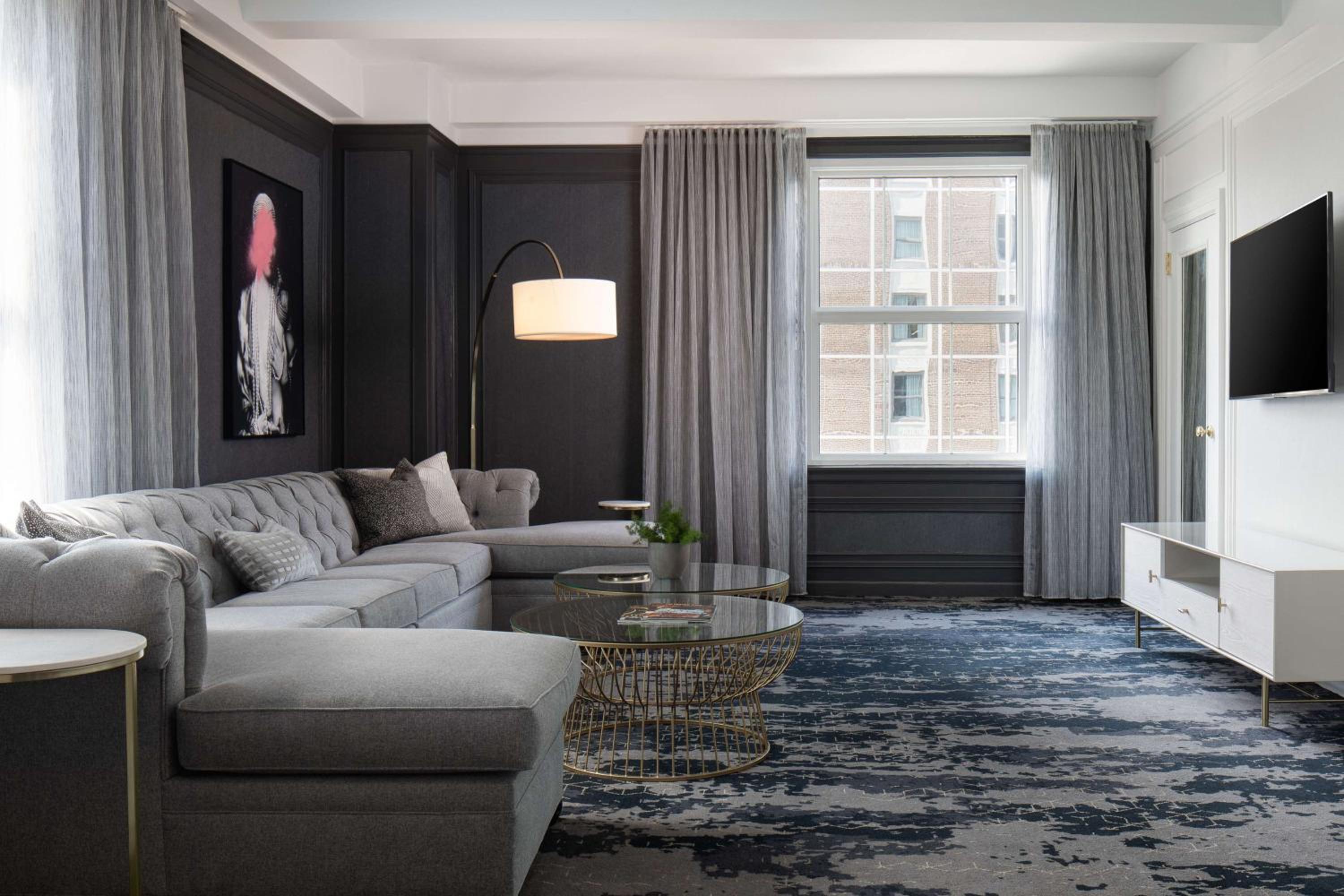 Plaza Luxury Suite - Photo 9