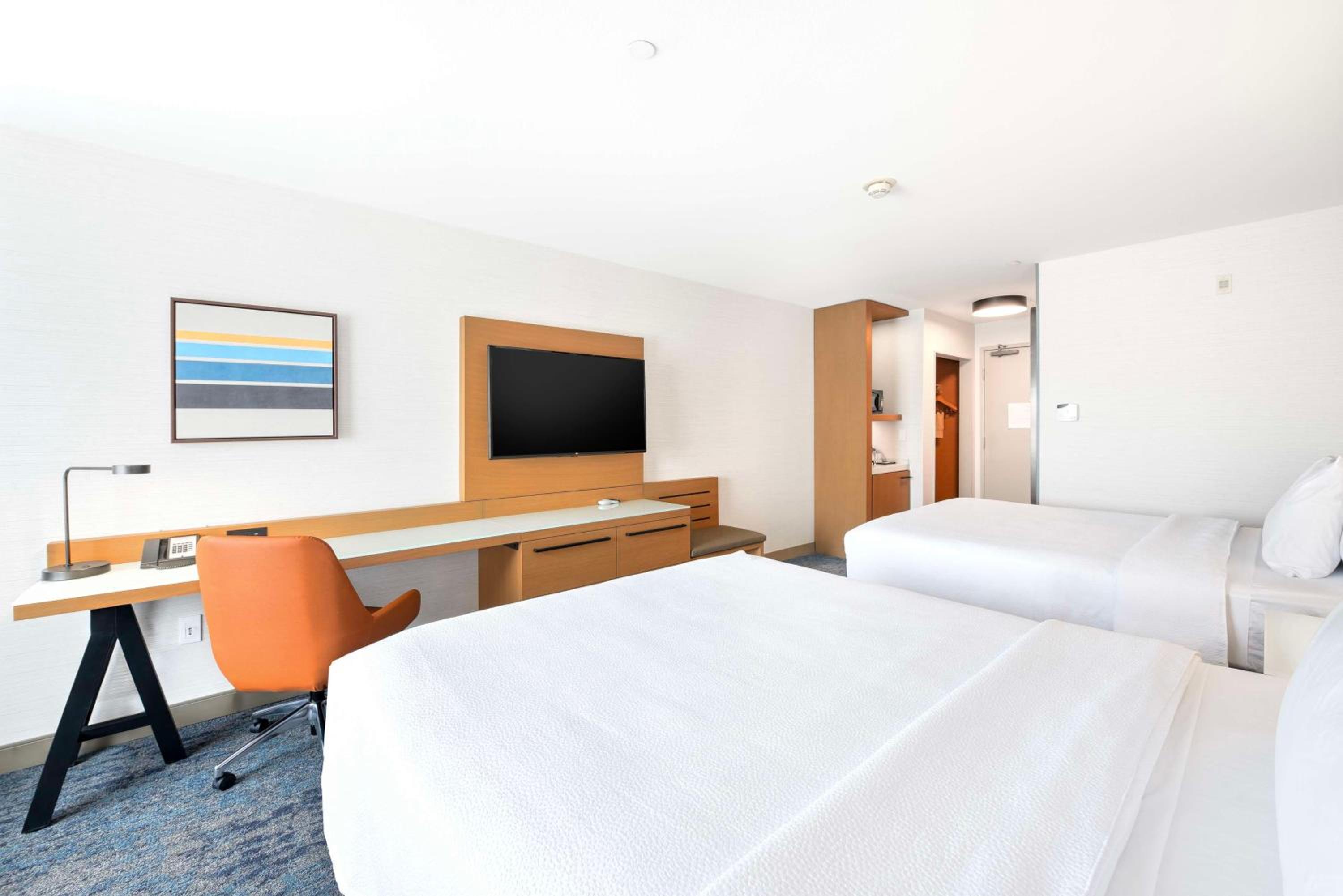 Queen Room with Two Queen Beds - Photo 3