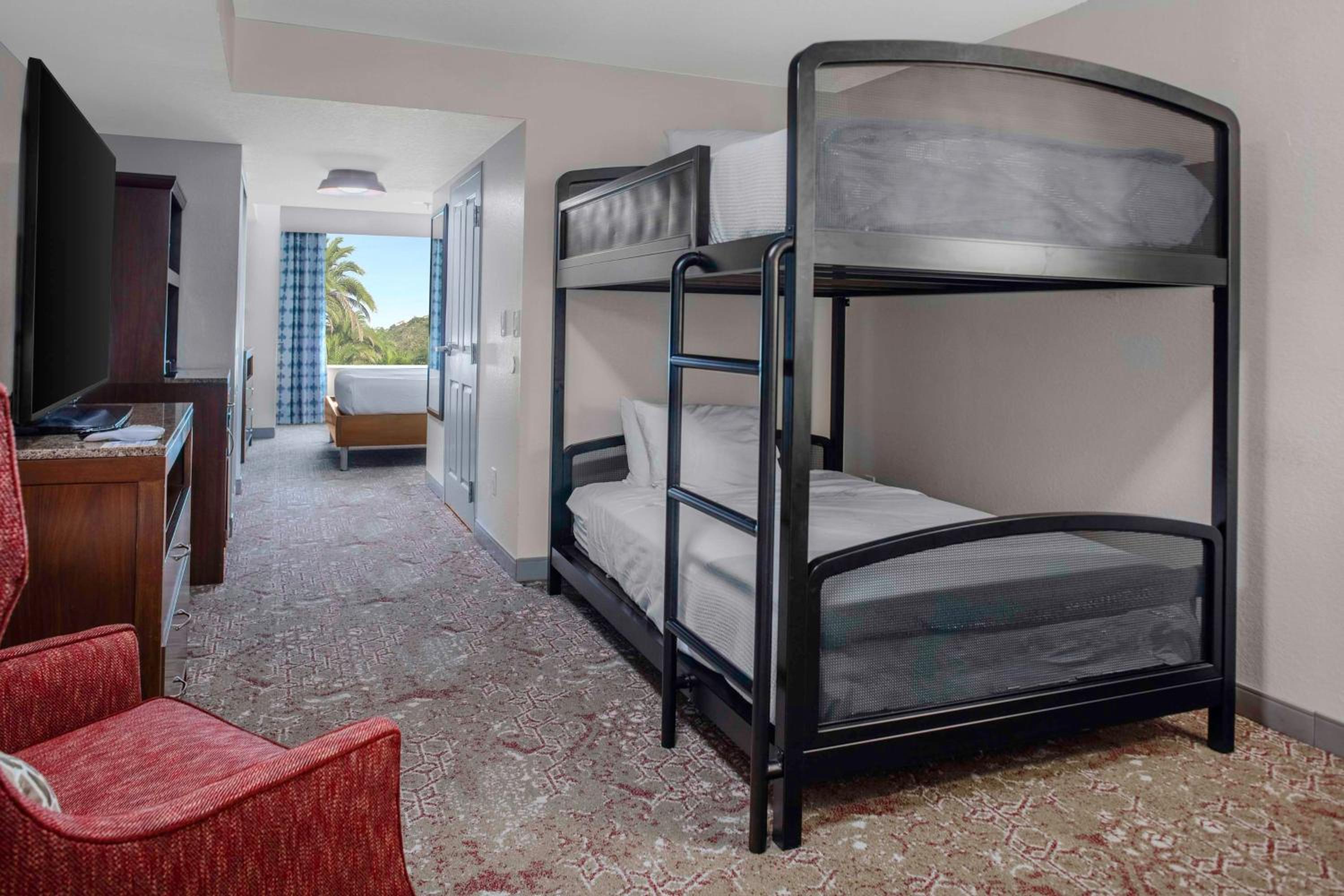 One-Bedroom King Suite with Sofa Bed - Photo 4