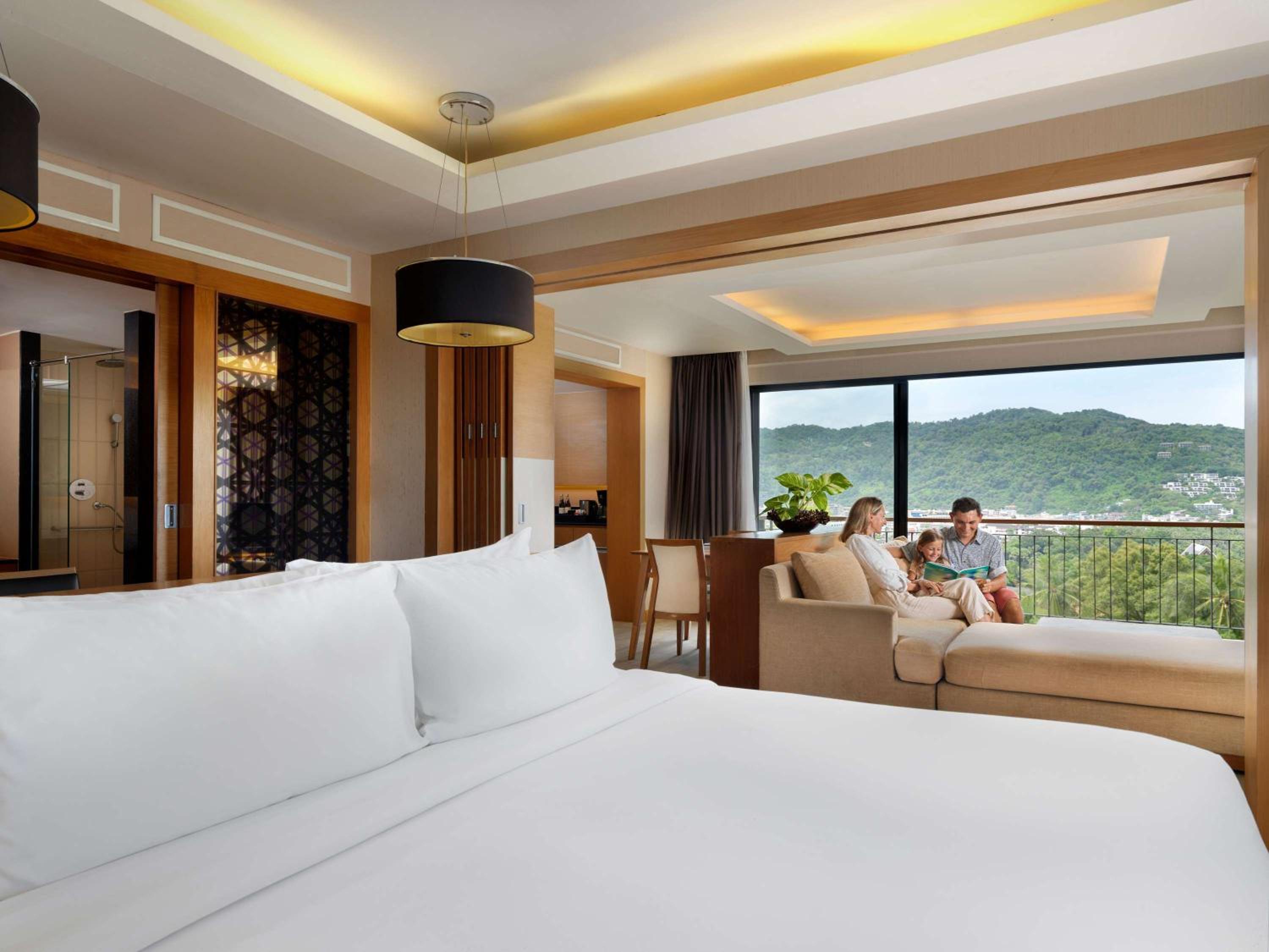 Family King Suite with Sea View and Balcony photo 3