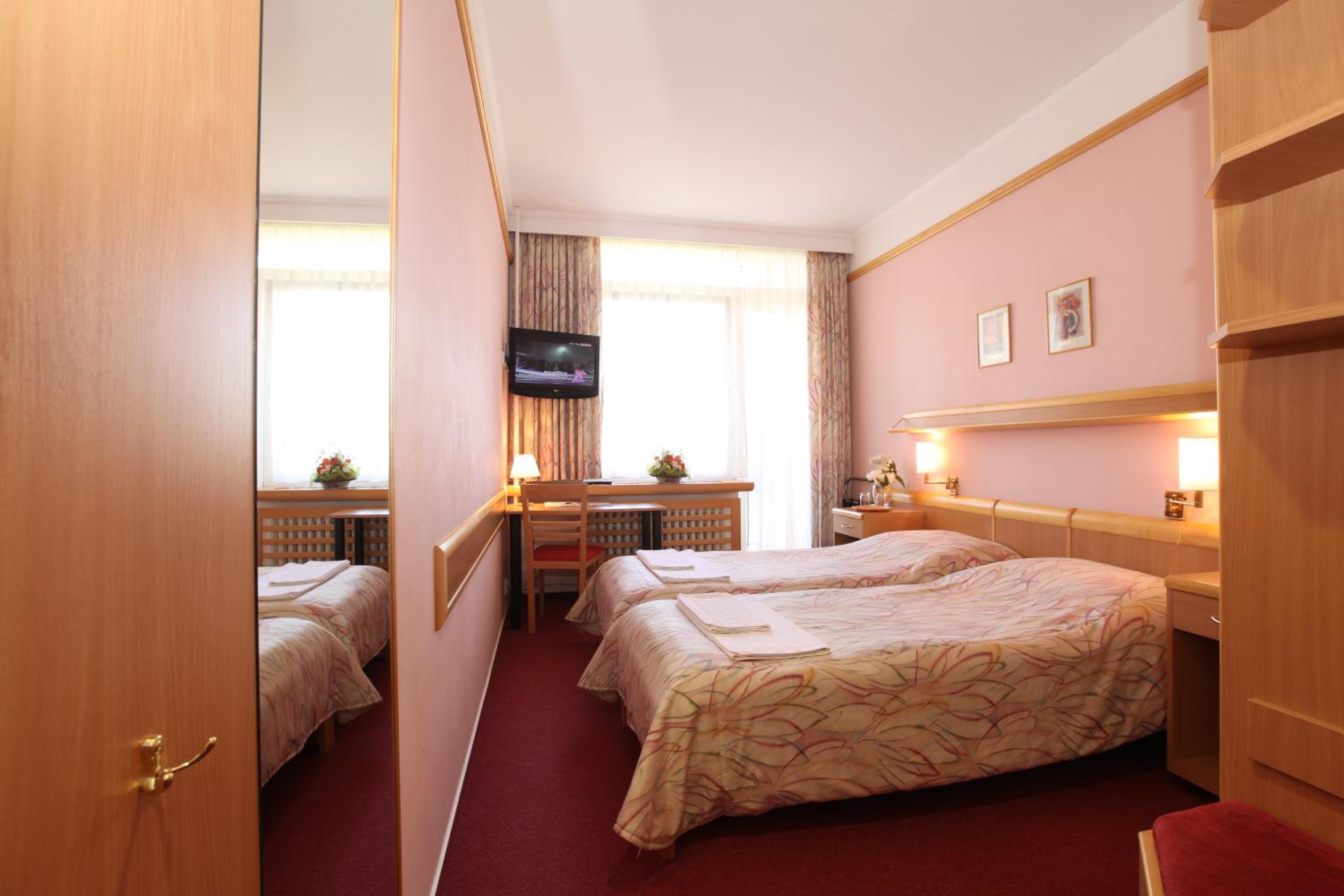 Standard Double or Twin Room photo 3