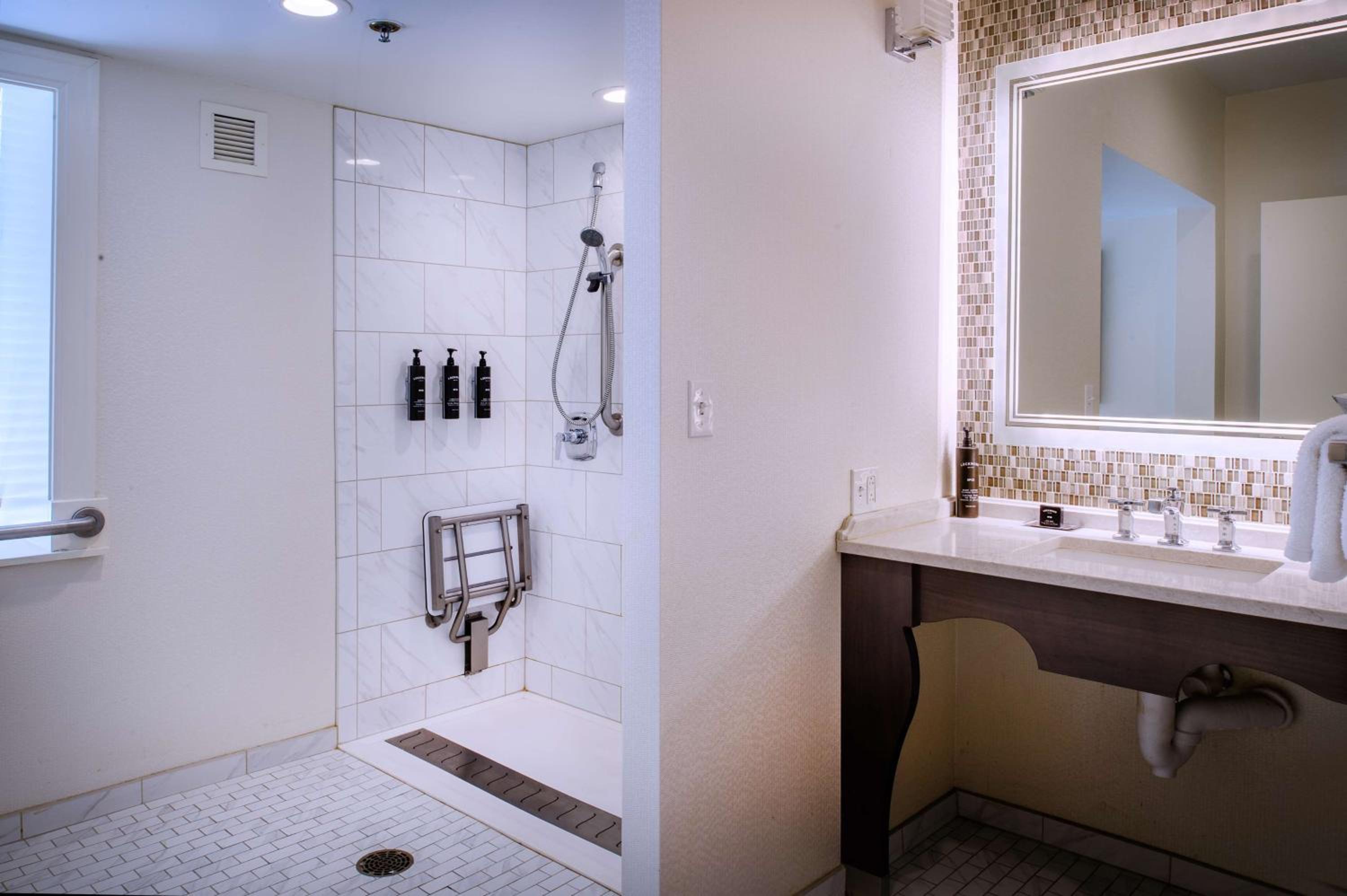 King Room with Bath Tub - Disability Access