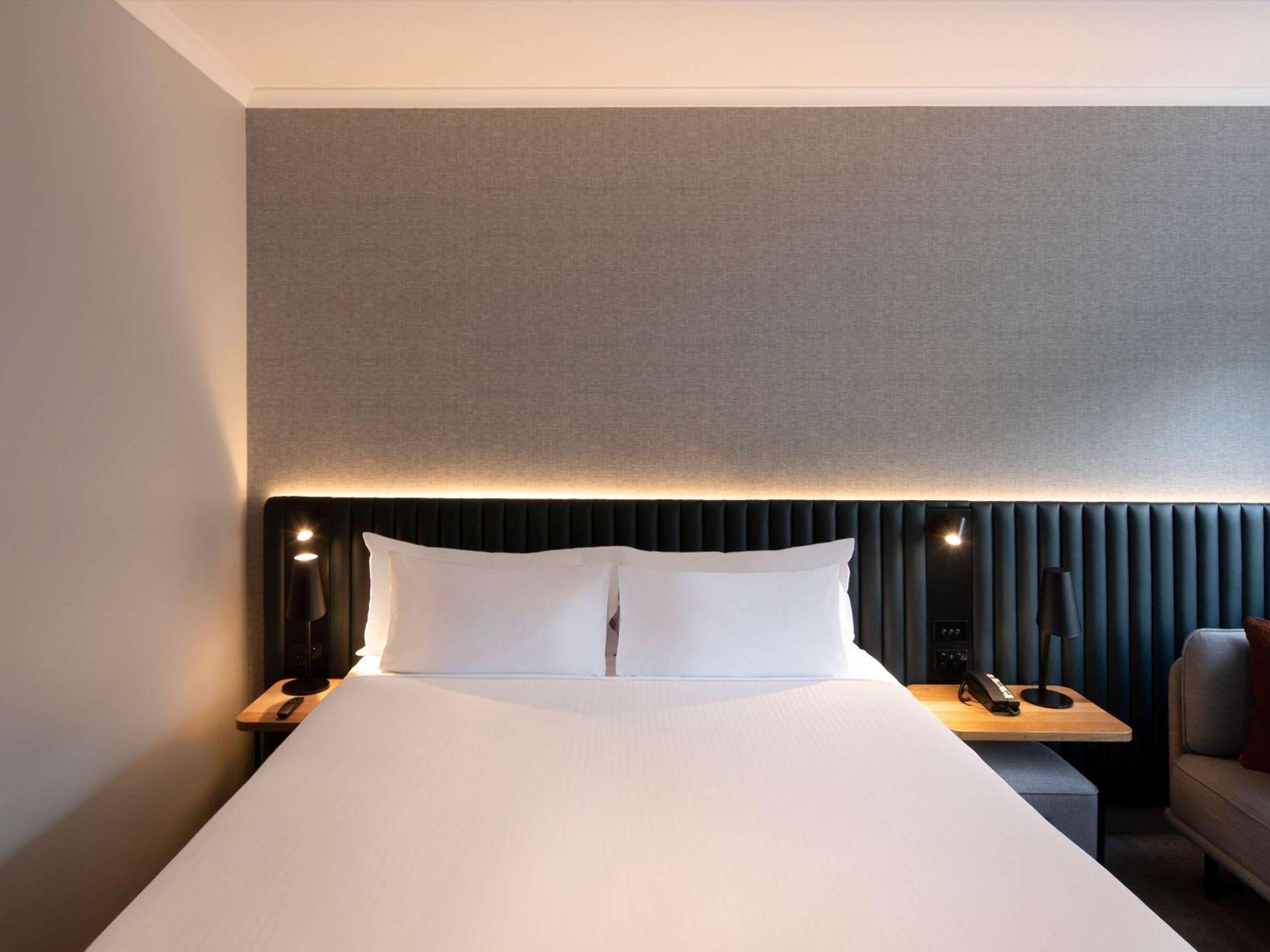 Superior King Room thumbnail 6