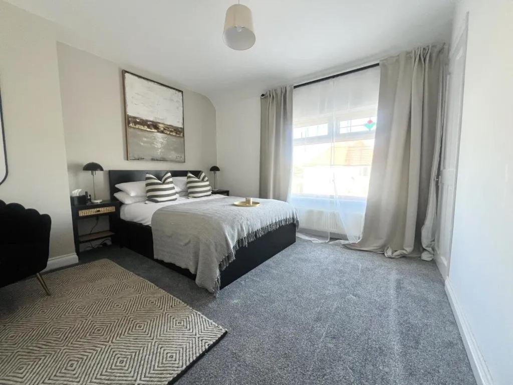Three-Bedroom Apartment photo 1