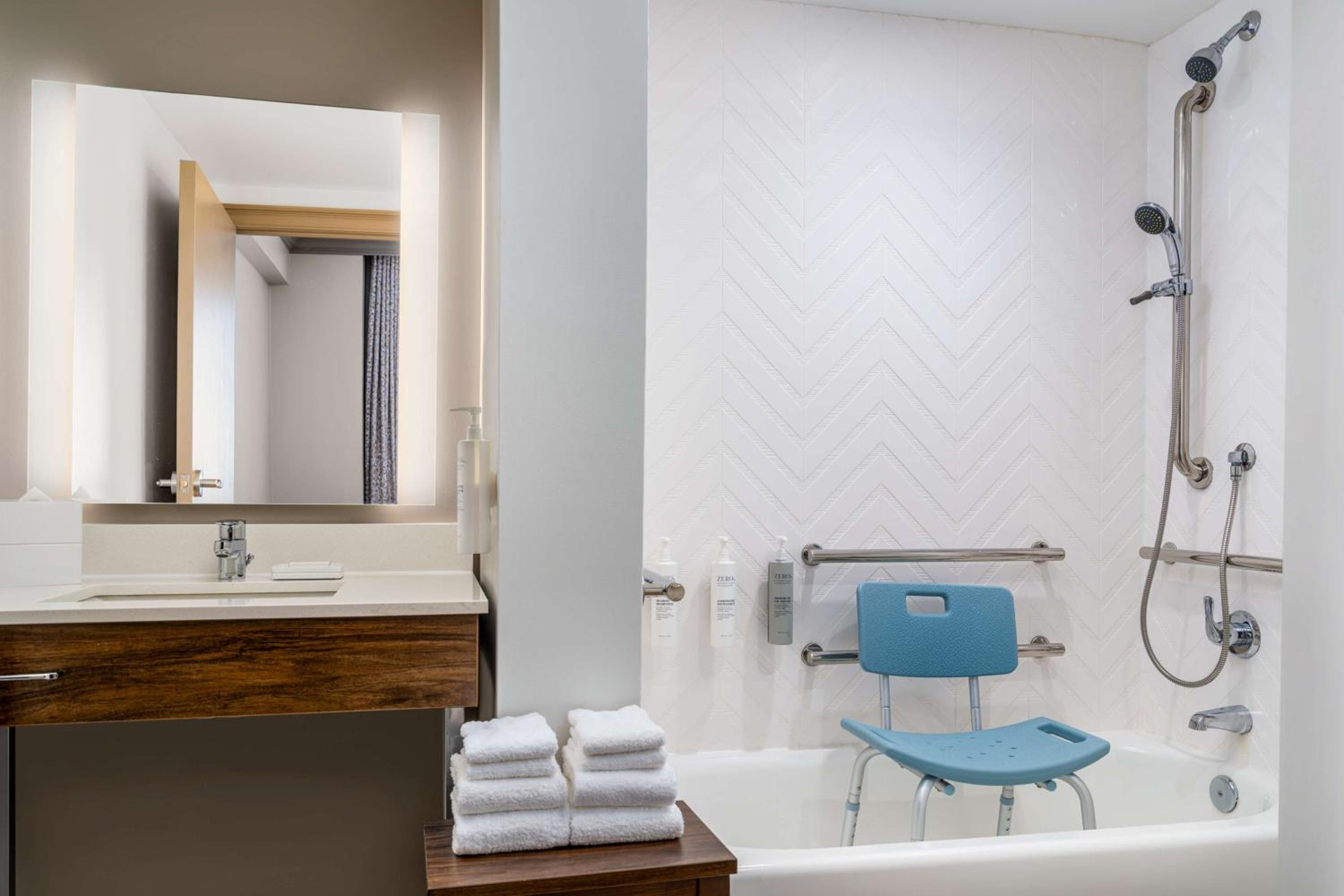 Double Room with Two Double Beds and City View - Mobility Accessible - Photo 8