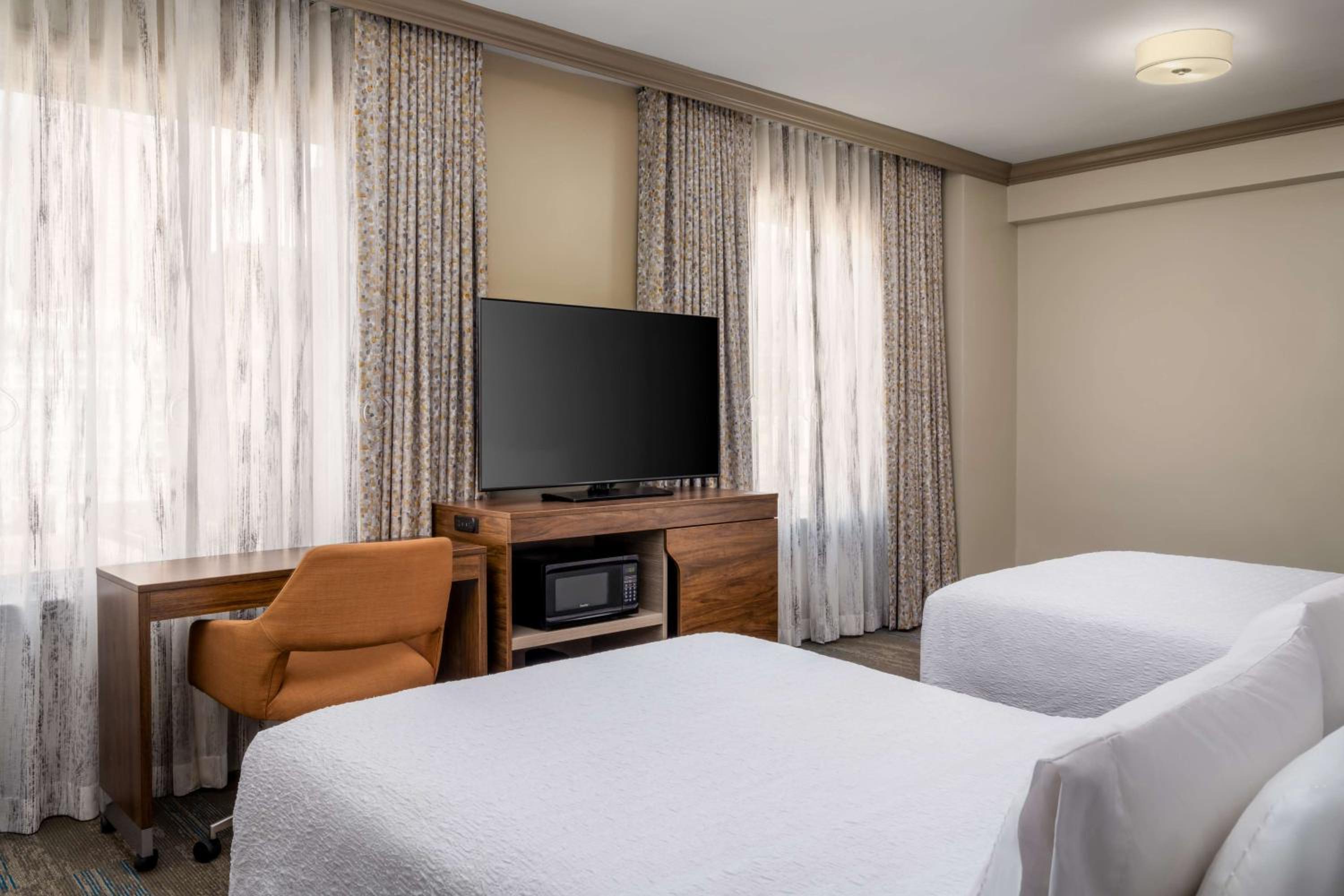 Double Room with Two Double Beds and City View - Mobility Accessible - Photo 2