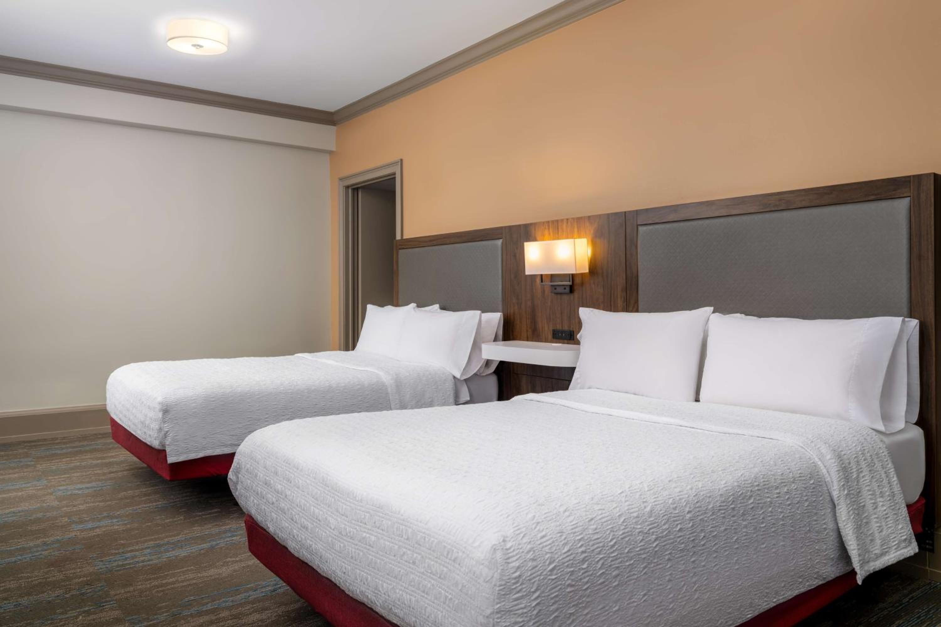 Double Room with Two Double Beds and City View - Mobility Accessible - Photo 9