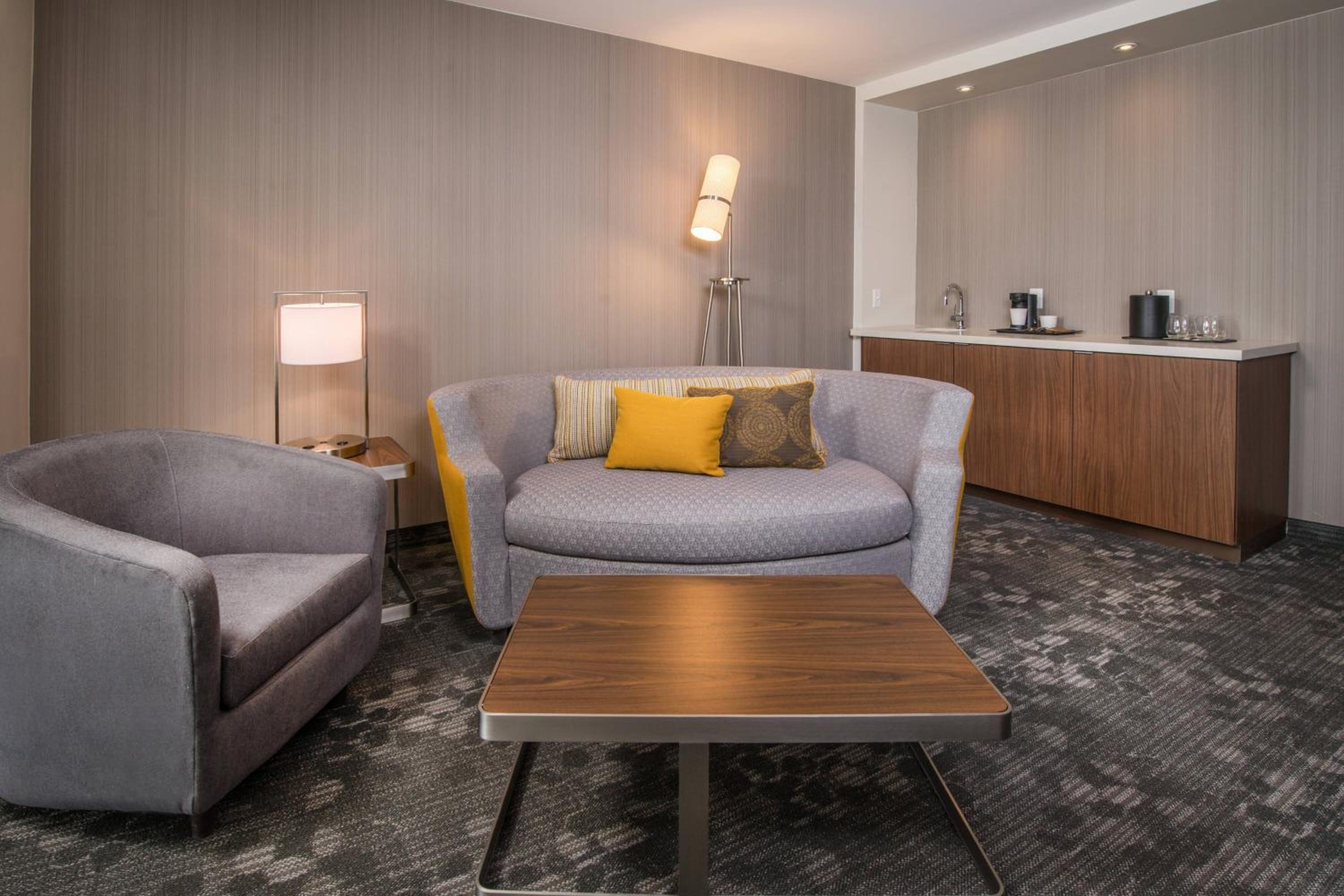 Suite, 2 Queen, Sofa bed
