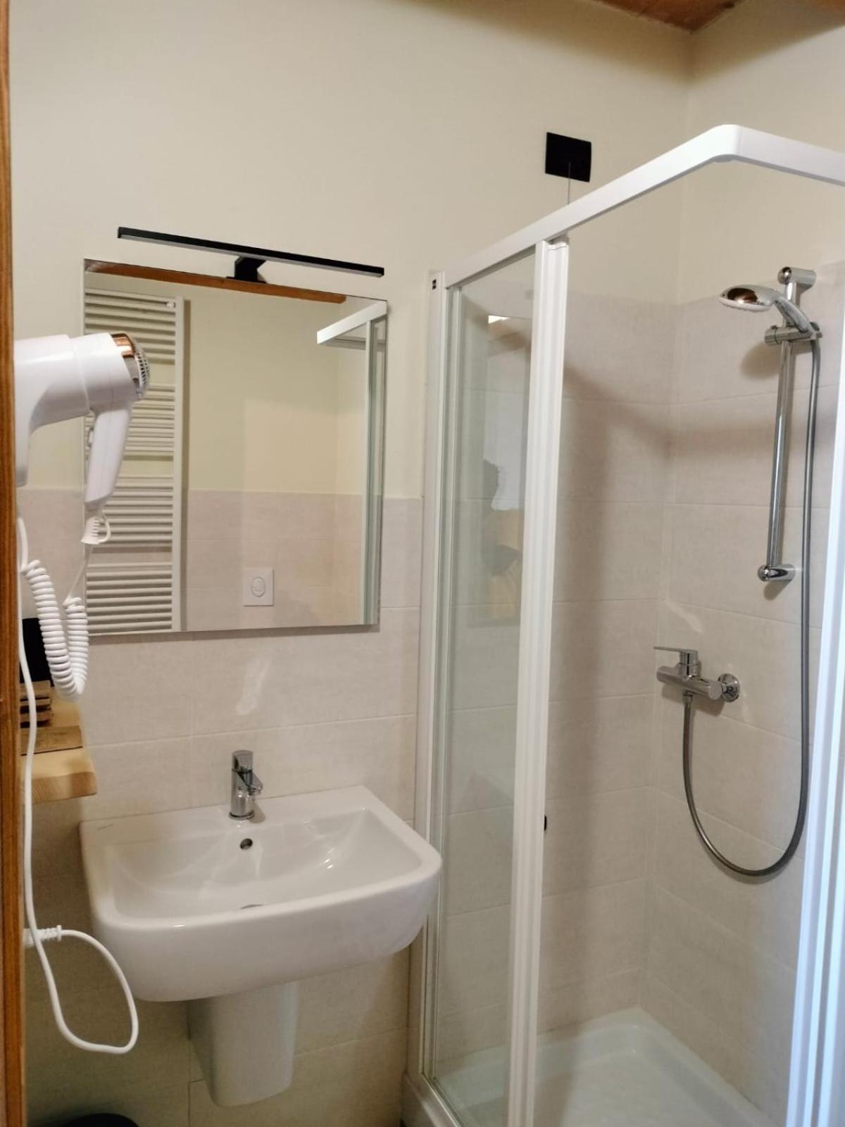 Double or Twin Room with Private Bathroom photo 2