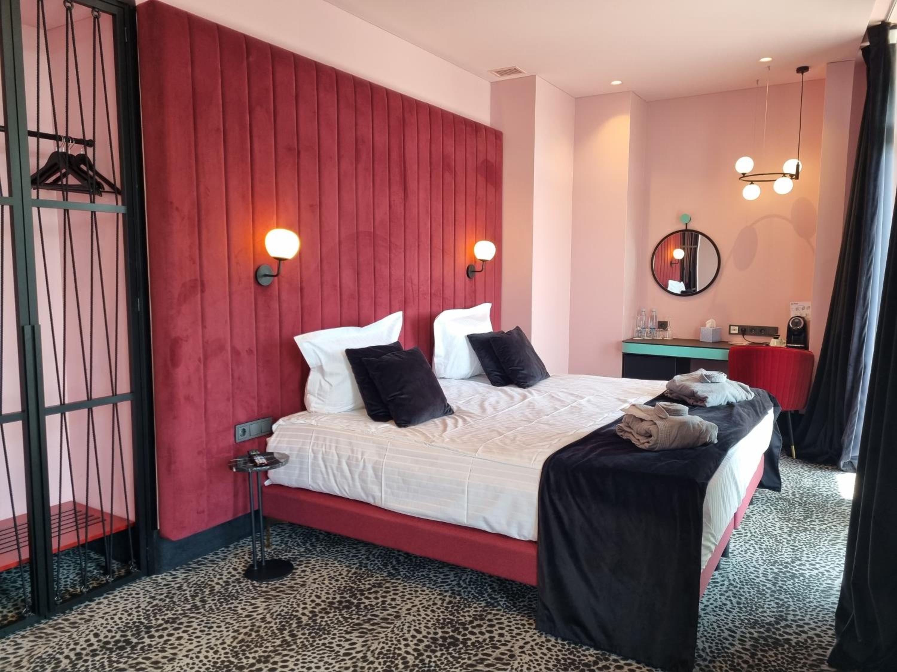 Junior Suite with Balcony - Photo 11