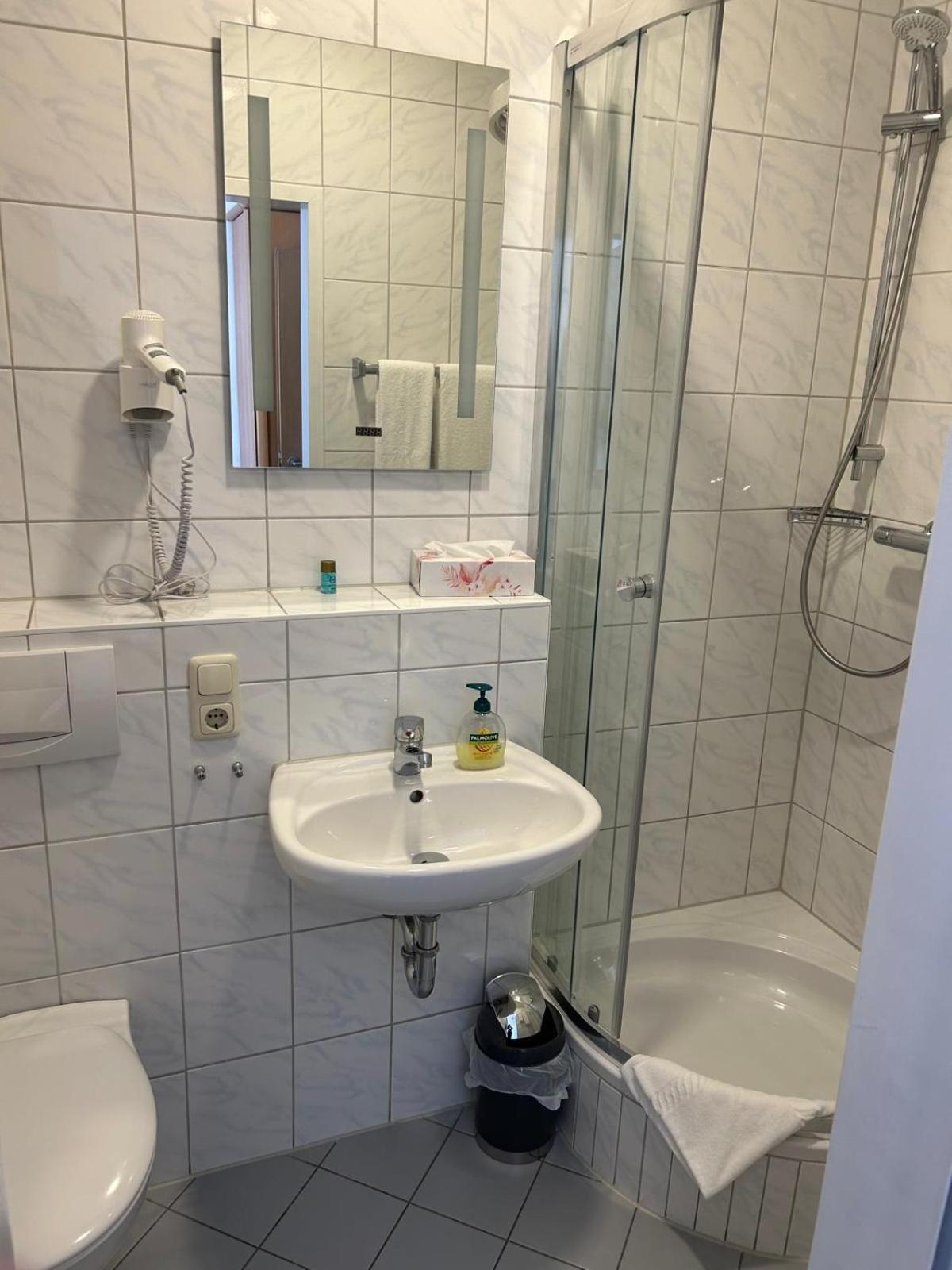 Single Room with Bathroom photo 3