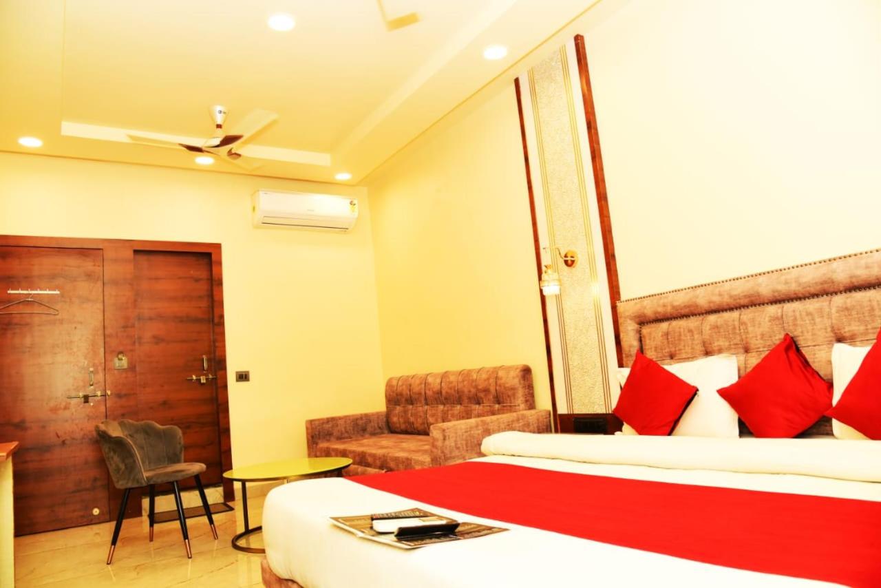 Deluxe Double Room (2 Adults + 1 Child)